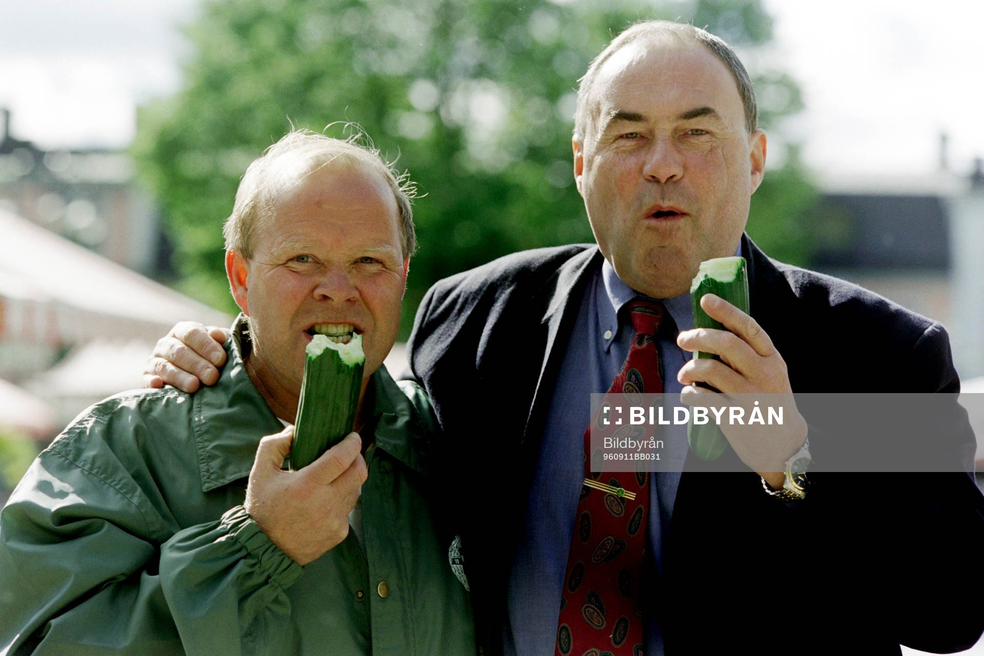 Fotboll, Div 1 Norra, Västerås SK: Bengt Lydeborn och Lennart Söderberg, tränare i Västerås äter gurka.