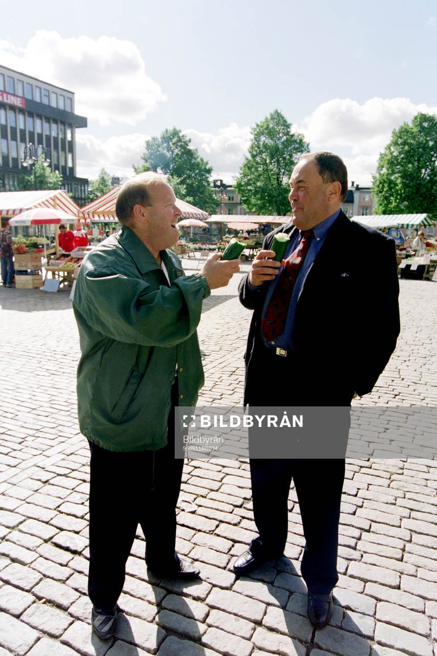 Fotboll, Div 1 Norra, Västerås SK: Bengt Lydeborn och Lennart Söderberg, tränare i Västerås äter gurka.