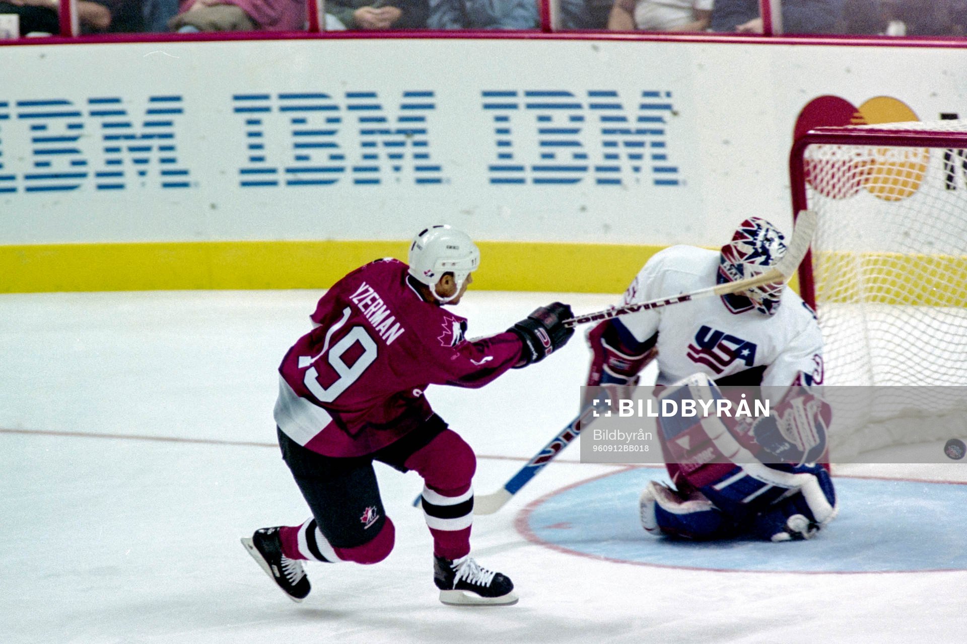 Steve Yzerman, Kanada skjuter mål på Mike Richter,