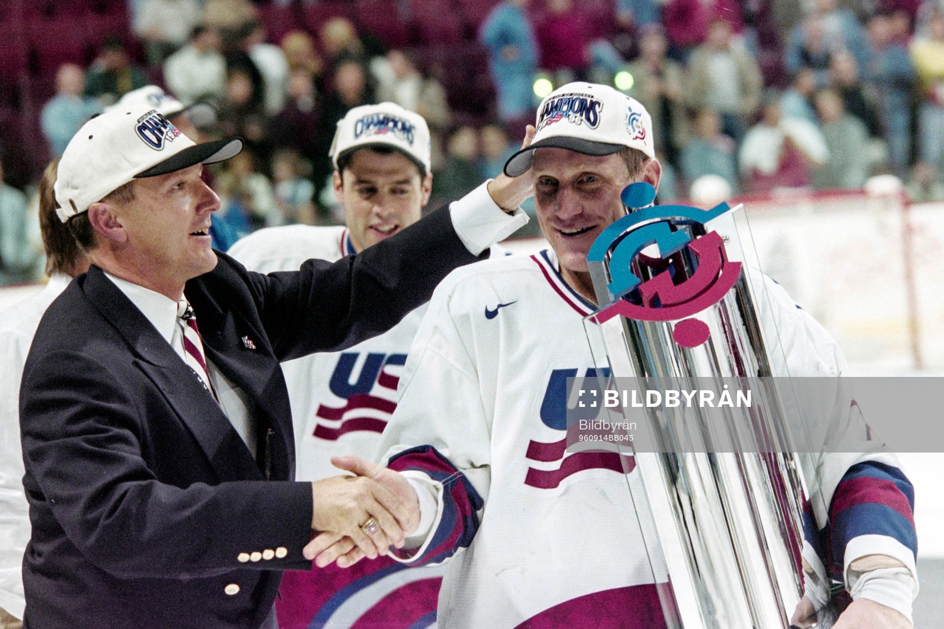 Brett Hull, USA med pokalen