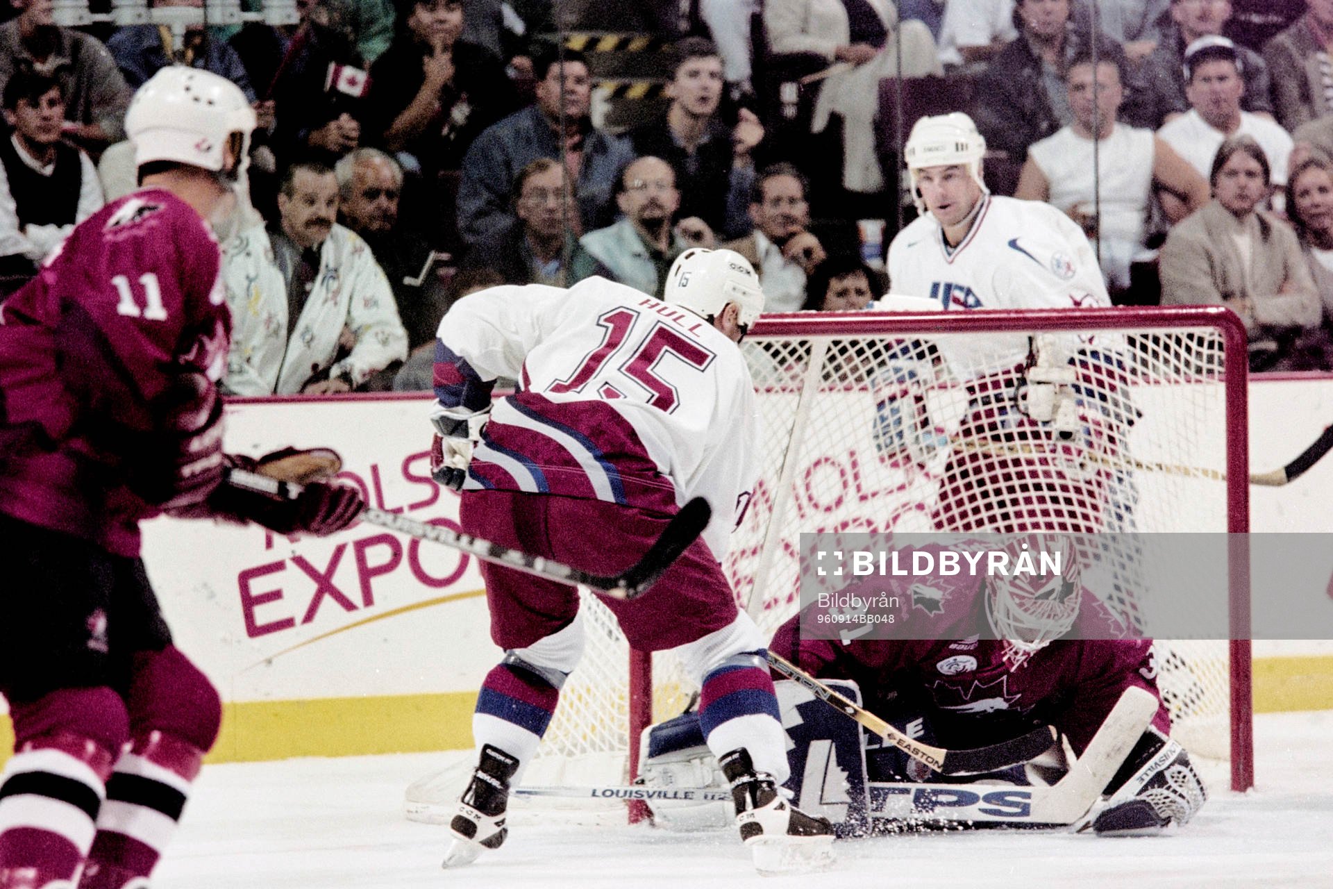 Brett Hull, USA framför Curtis Joseph, målvakt, Kanada