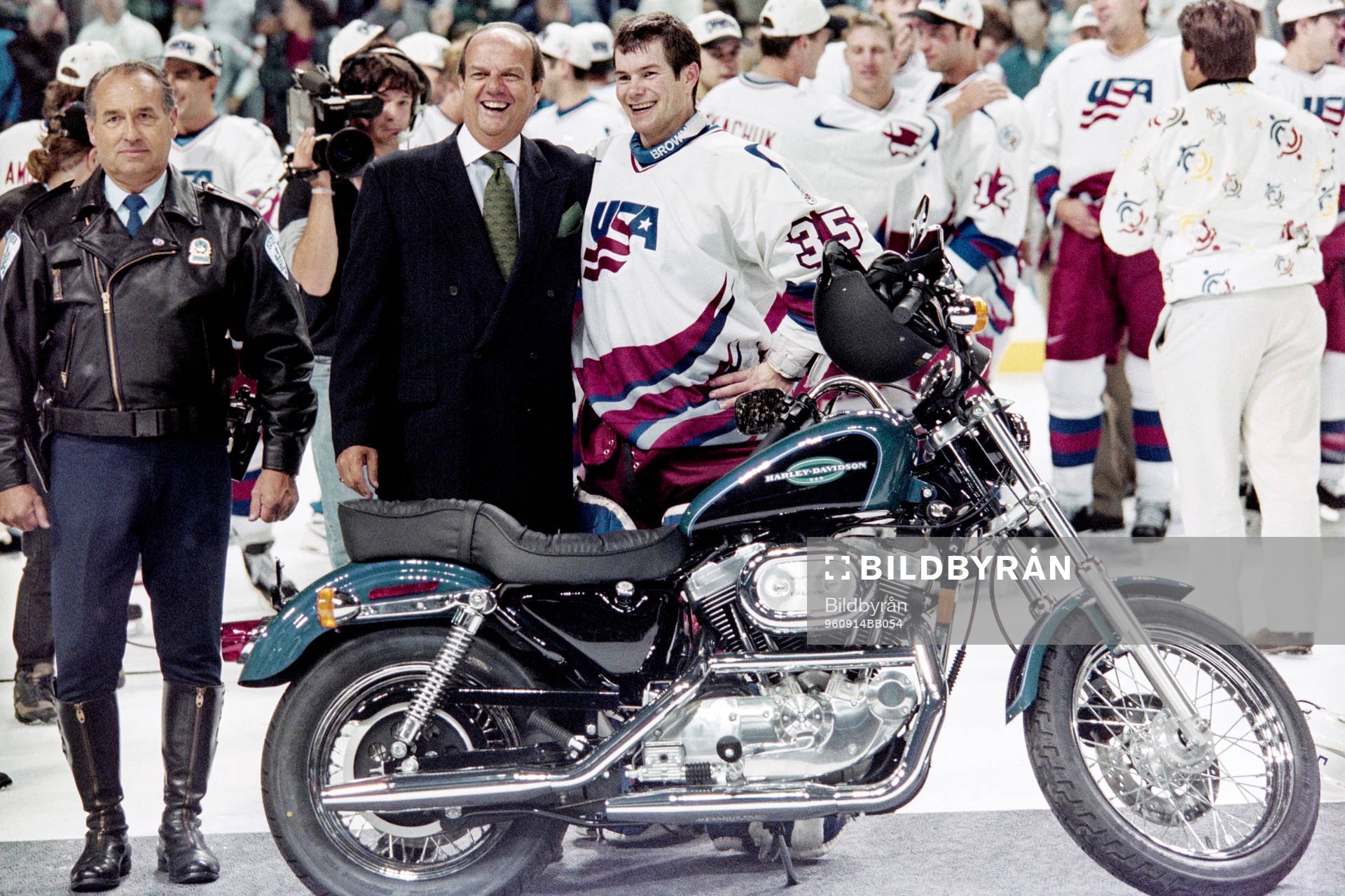 Mike Richter, målvakt, USA med en motorcykel