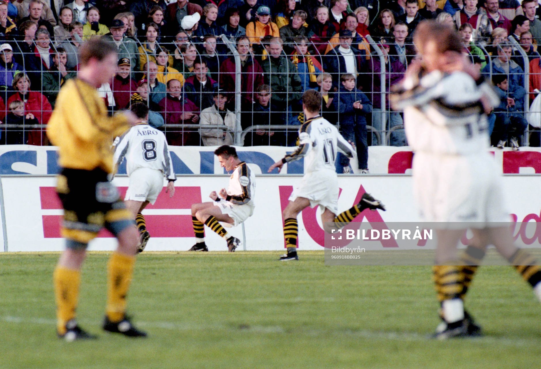  AIKs Nebojsa Novakovic jublar under finalen i Svenska Cupen mellan Elfsborg och AIK den 29 Maj 1997 i Borås.
BILDBYRÅN / 20662