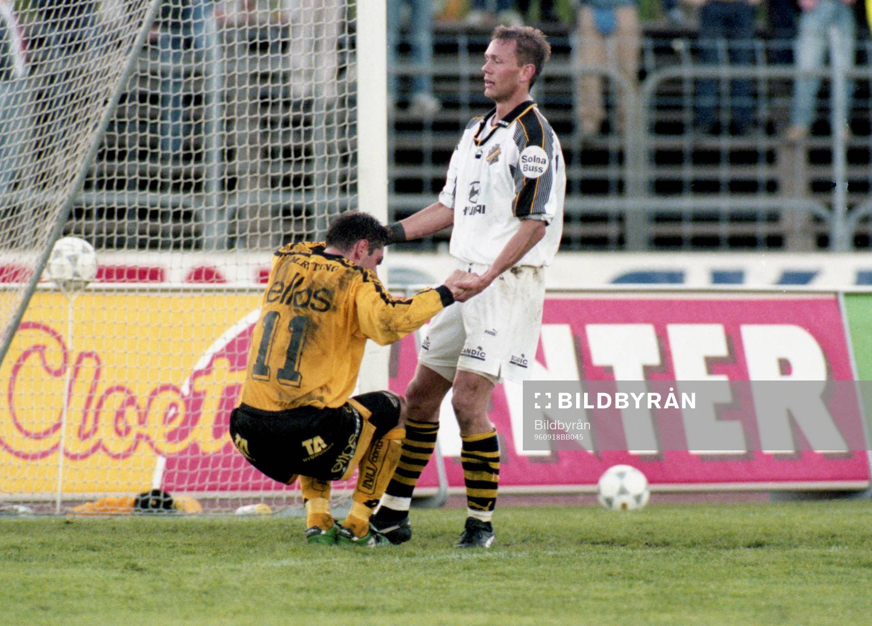 AIKs Krister Nordin hjälper Elfsborgs Mats Rotting upp under finalen i Svenska Cupen mellan Elfsborg och AIK den 29 Maj 1997 i Borås.
BILDBYRÅN / 20662