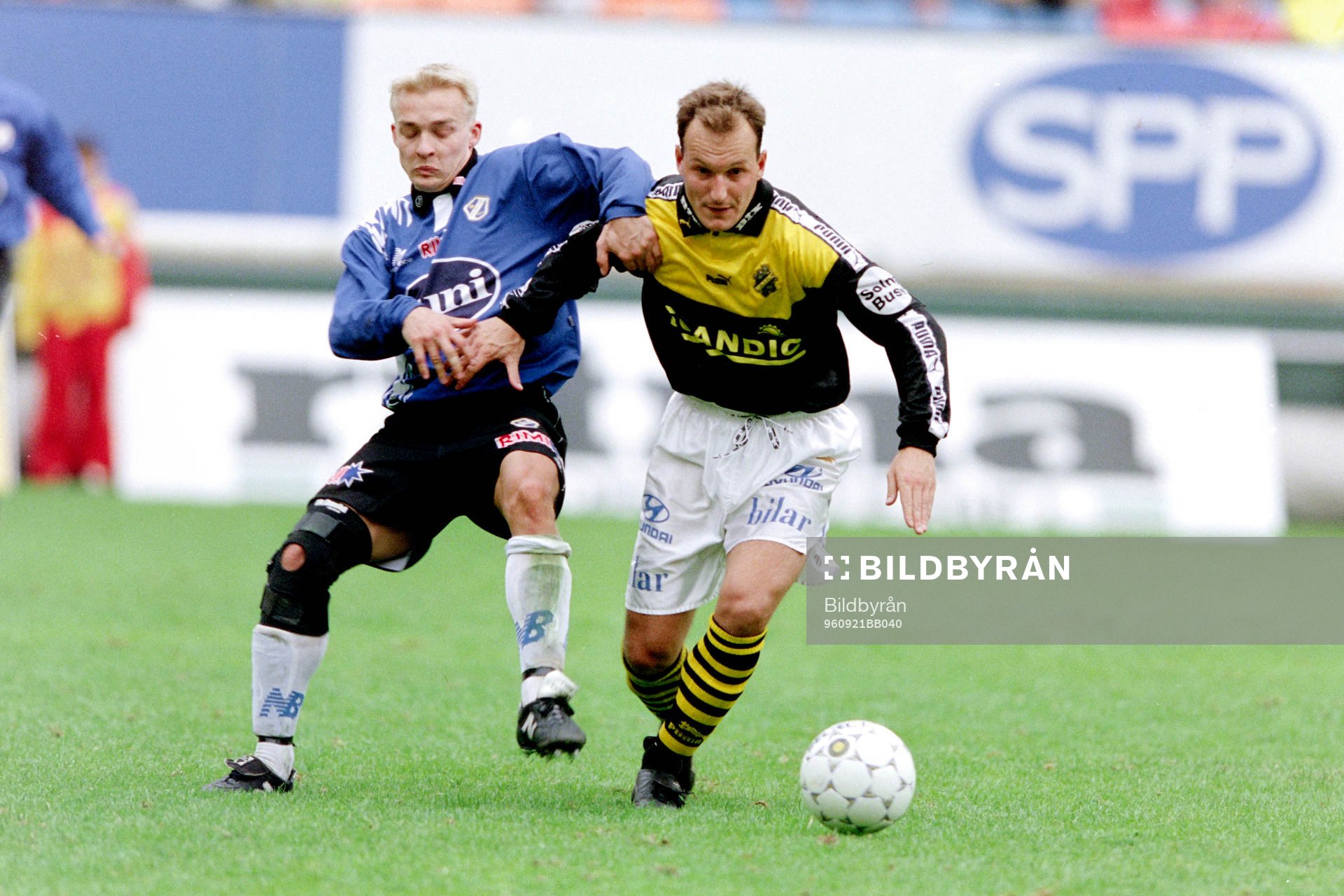 Fotboll, Allsvenskan, AIK - Halmstad, 0-0: Peter Lennartsson, Halmstad i kamp med Marco Ciardi, AIK.