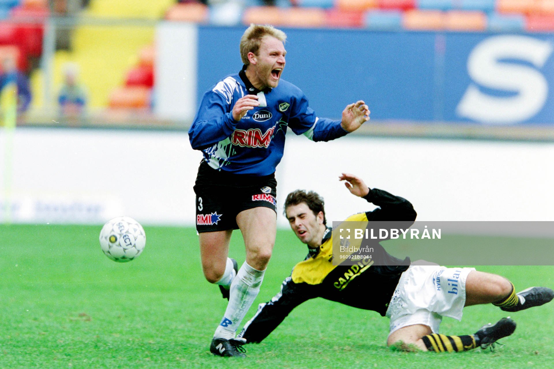 Torbjörn Arvidsson, Halmstad sparkas ner av Pierre Gallo,
