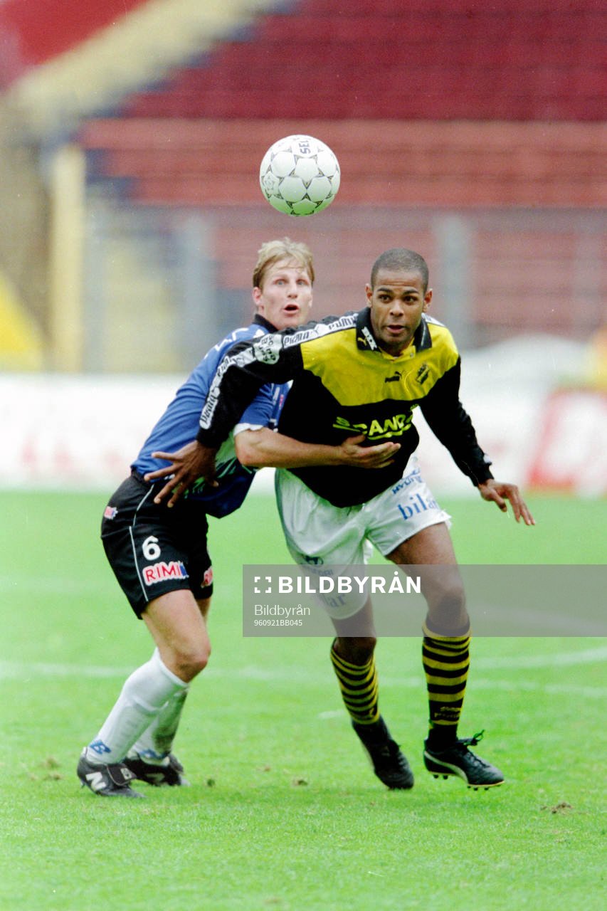 Fotboll, Allsvenskan, AIK - Halmstad, 0-0: Jesper Mattson, Halmstad i kamp med Pascal Simpson, AIK.