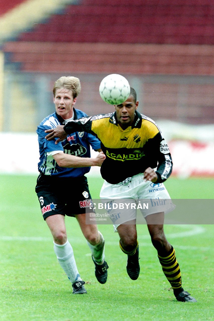 Fotboll, Allsvenskan, AIK - Halmstad, 0-0: Jesper Mattson, Halmstad i kamp med Pascal Simpson, AIK.