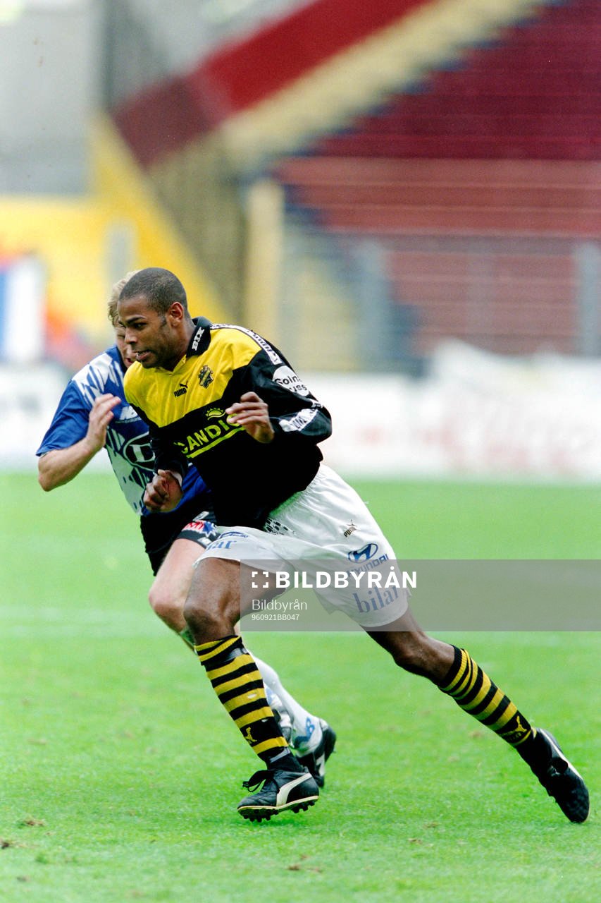Fotboll, Allsvenskan, AIK - Halmstad, 0-0: Jesper Mattson, Halmstad i kamp med Pascal Simpson, AIK.