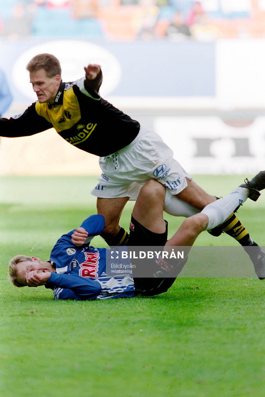 Fotboll, Allsvenskan, AIK - Halmstad, 0-0: Gary Sundgren, AIK i en tuff närkamp.