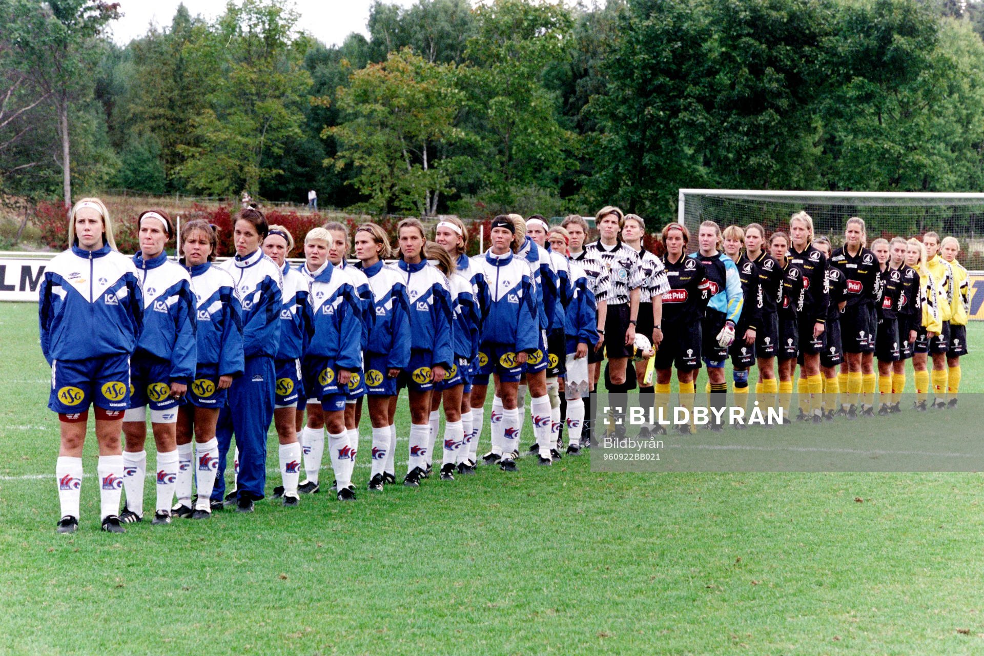 Fotboll, damer, Final, Folksam Cup, Älvsjö - Bälinge, 2-1: Lagen uppställda innan matchstart.