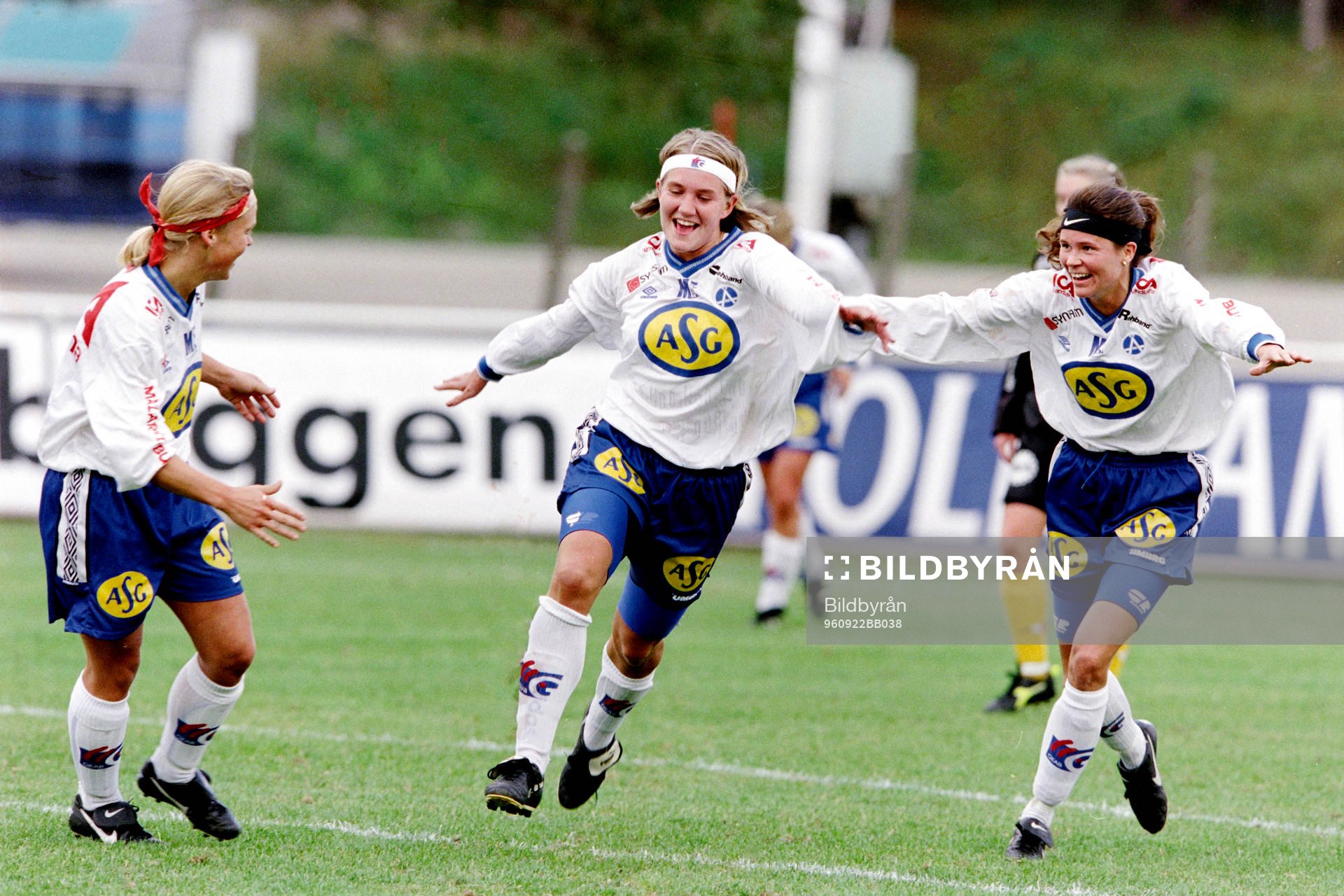 Fotboll, damer, Final, Folksam Cup, Älvsjö - Bälinge, 2-1: Julia Carlsson och Malin Swedberg, Älvsjö jublar efter mål.