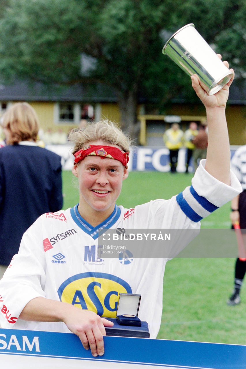 Fotboll, damer, Final, Folksam Cup, Älvsjö - Bälinge, 2-1: Camilla Andersson, Älvsjö jublar med pokalen efter segern.