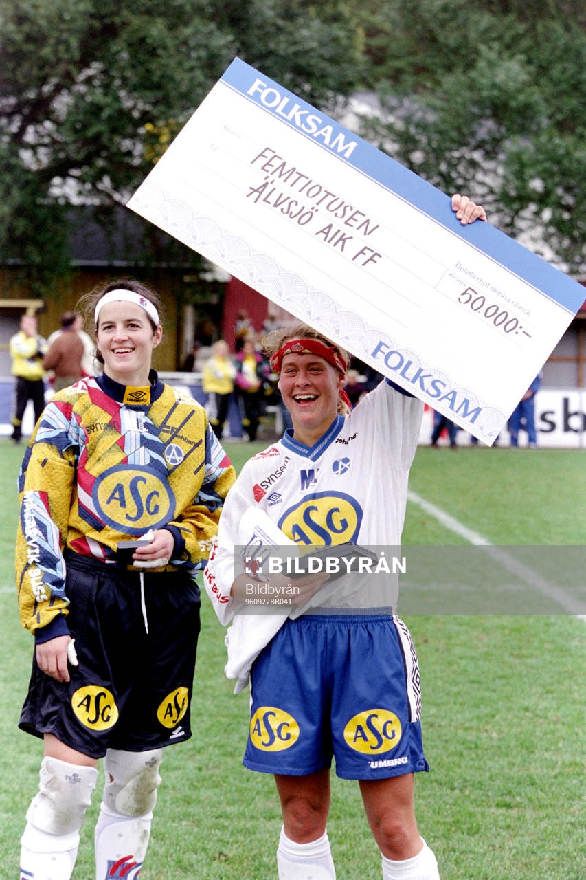 Fotboll, damer, Final, Folksam Cup, Älvsjö - Bälinge, 2-1: Amanda Golert, målvakt och Camilla Andersson, Älvsjö jublar efter segern.