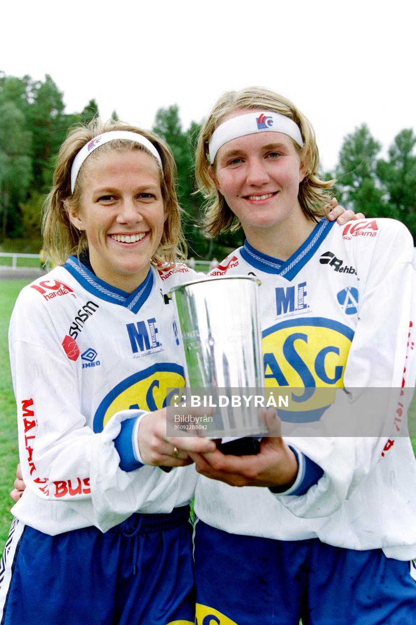 Fotboll, damer, Final, Folksam Cup, Älvsjö - Bälinge, 2-1: Malin Bergquist och Julia Carlsson, Älvsjö jublar med pokalen efter segern.