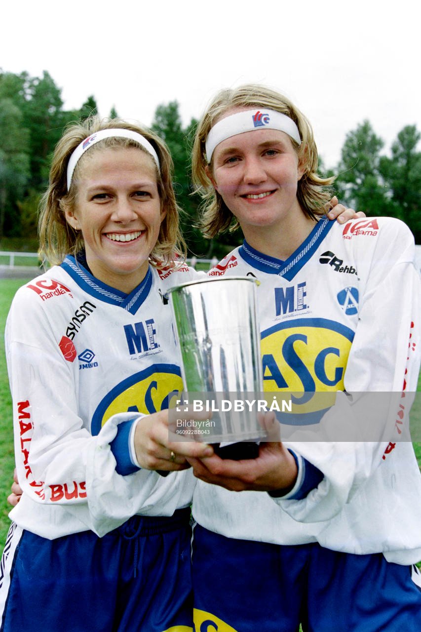 Fotboll, damer, Final, Folksam Cup, Älvsjö - Bälinge, 2-1: Malin Bergquist och Julia Carlsson, Älvsjö jublar med pokalen efter segern.