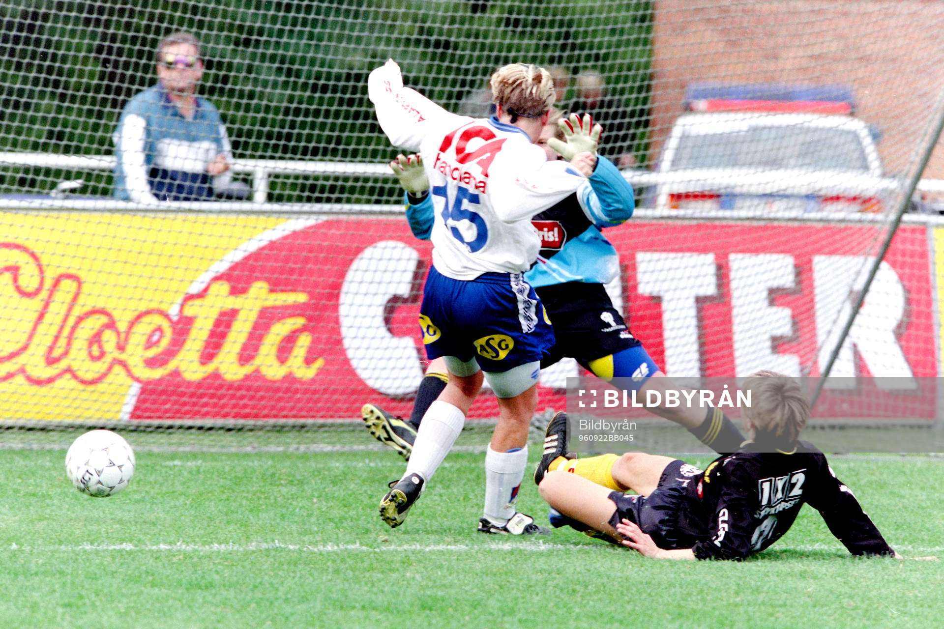 Fotboll, damer, Final, Folksam Cup, Älvsjö - Bälinge, 2-1: Johanna Robertsson, Älvsjö framför bälinges målvakt.