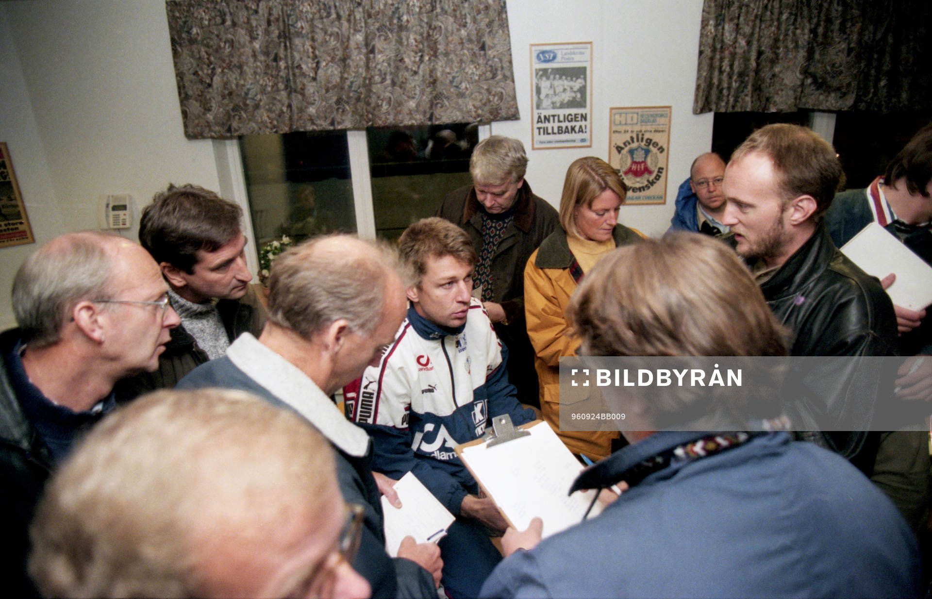 Sven Andersson, målvakt i Helsingborg omgiven av
