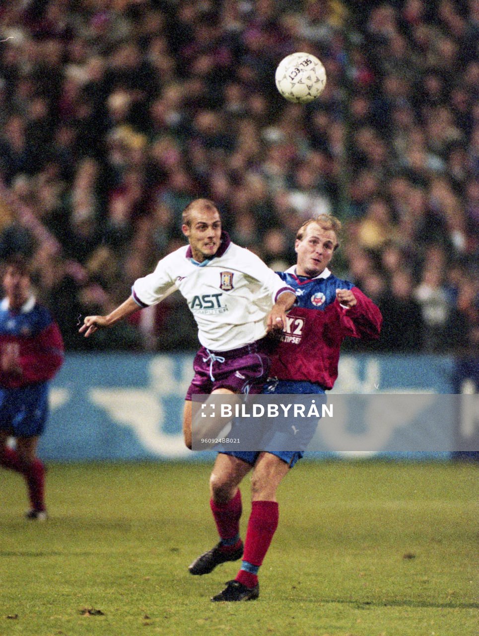 Helsingborgs Peter Wibrån i kamp om bollen