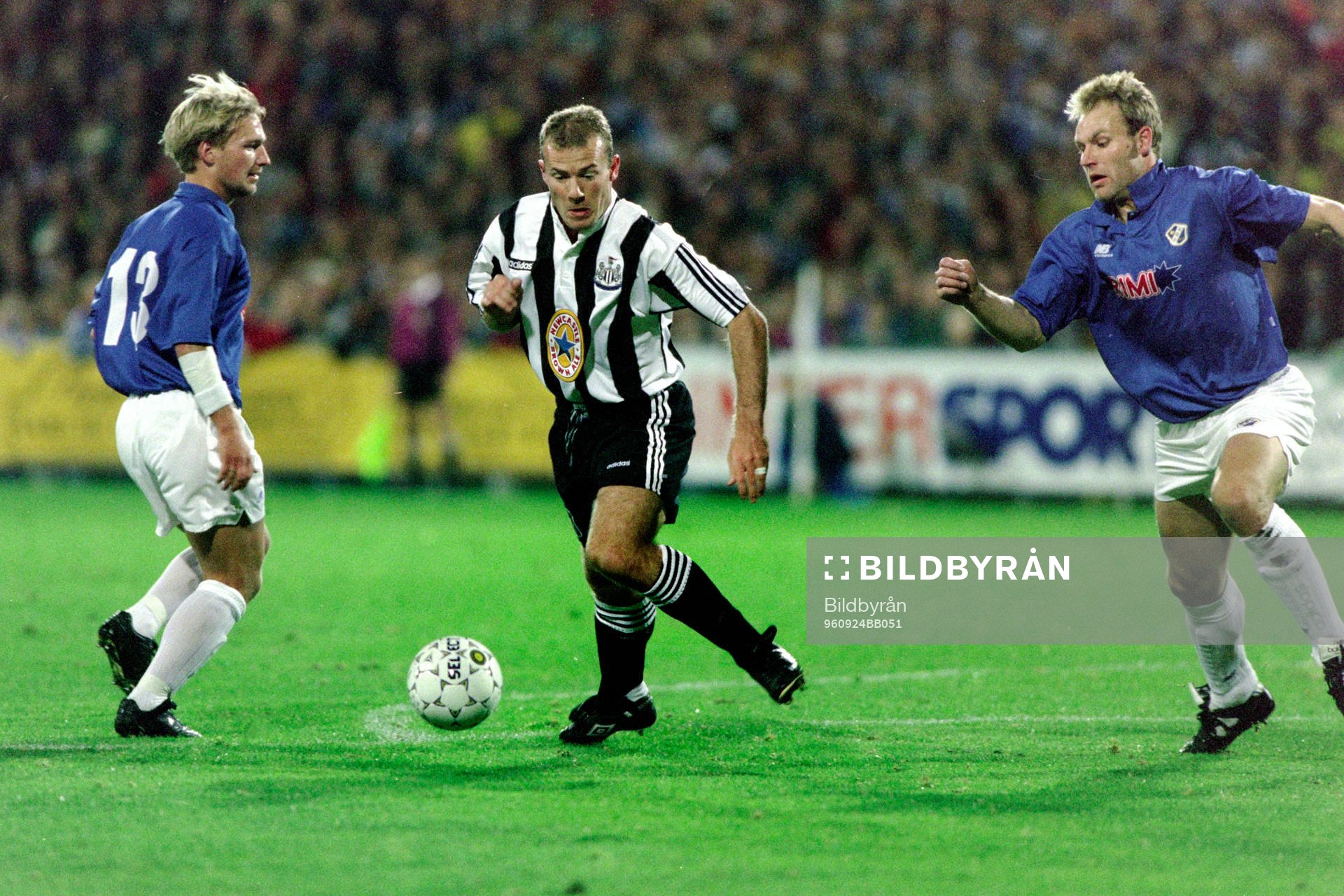 Alan Shearer, Newcastle med bollen mellan Fredrik Andersson