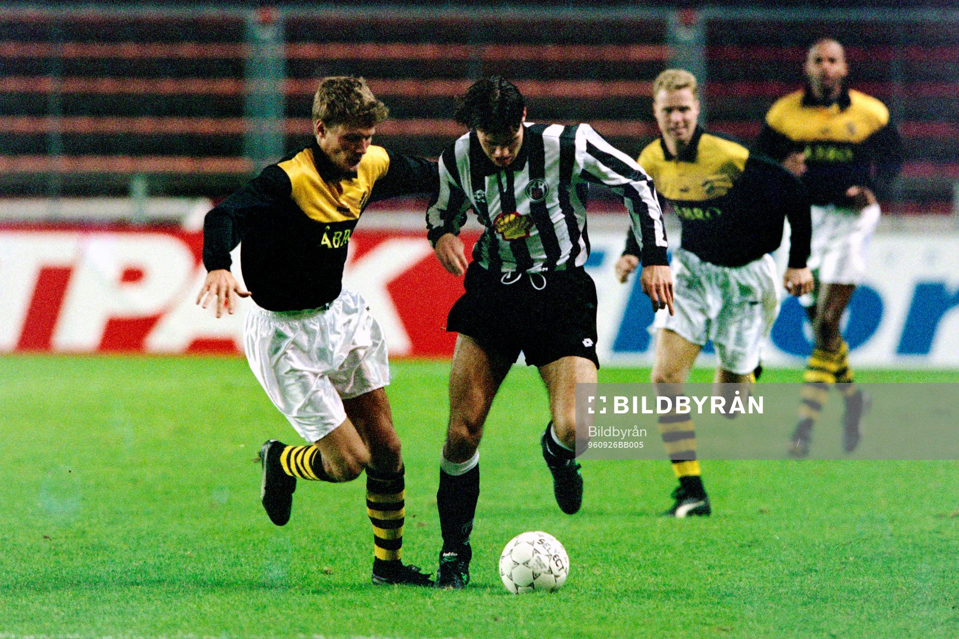 Michael Brundin, AIK i kamp om bollen