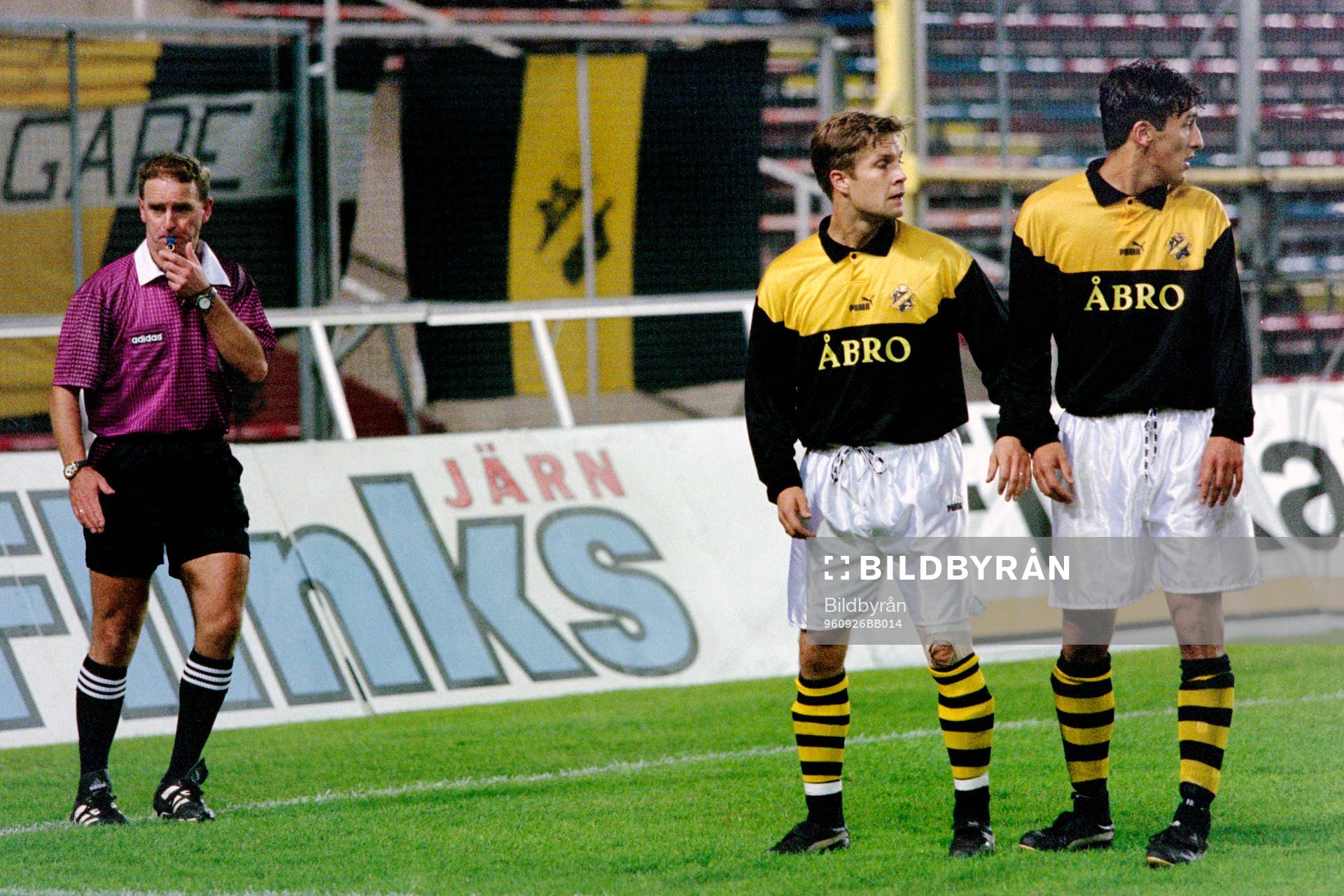 Fotboll, Cupvinnarcupen, AIK - Reykjavik, 1-1: Ola Andersson och Cesar Pacha, AIK.