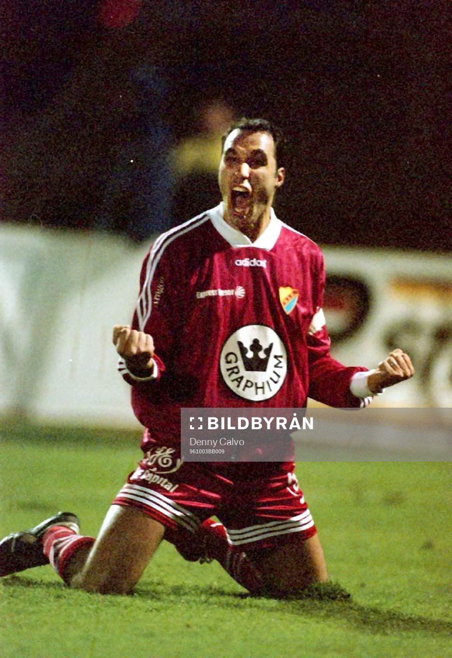  Zoran Stojcevski jublar efter sitt 1-2 mÓl som r‰ddade kvar DIF i Allsvenskan.