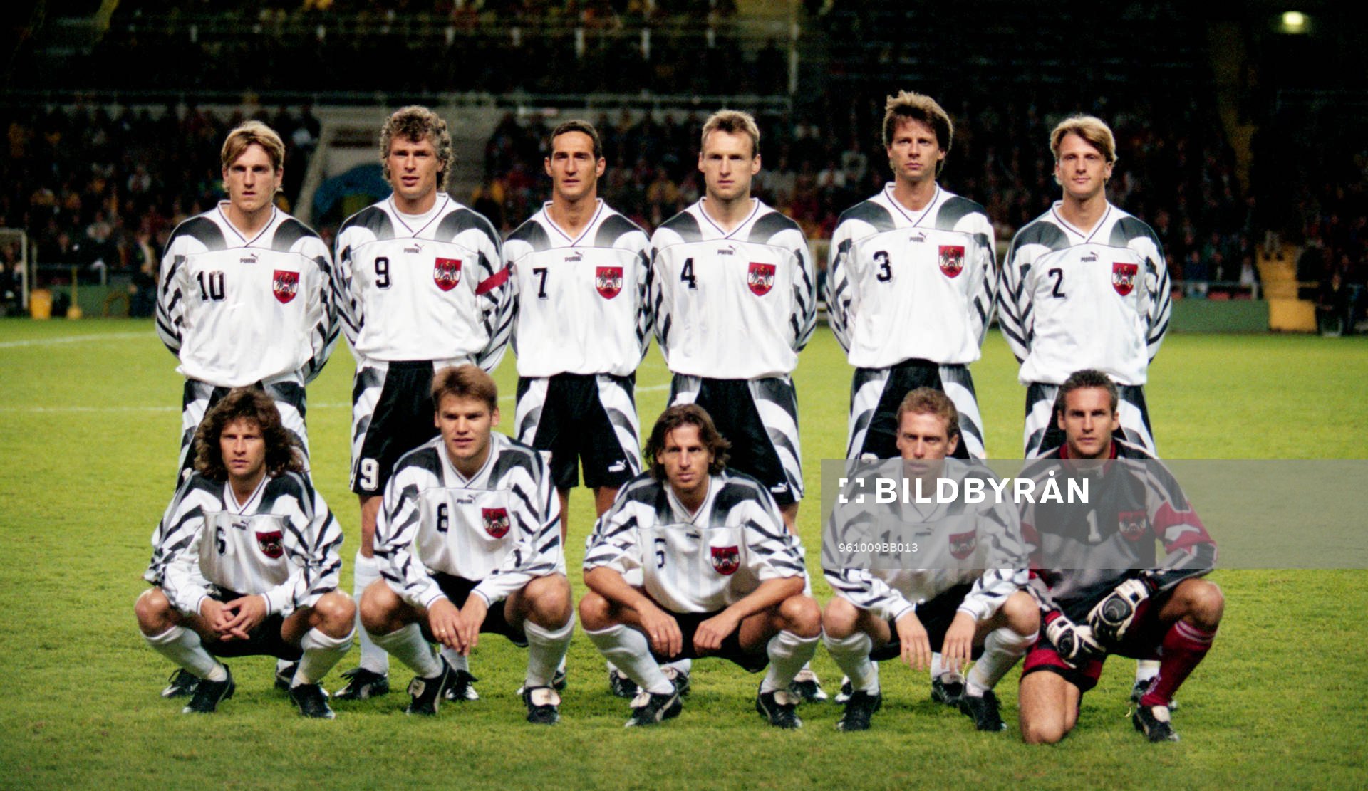  Österrikes startelva: Bakre raden fr. v: Andreas Herzog, Anton Polster, Adolf Hütter, Anton Pfeffer, Peter Schöttel och Markus Schopp. Främre raden fr. v: Andreas Heraf, Arnold Wetl, Wolfgang Feiersinger, Peter Stöger och Michael Konsel, målvakt.
