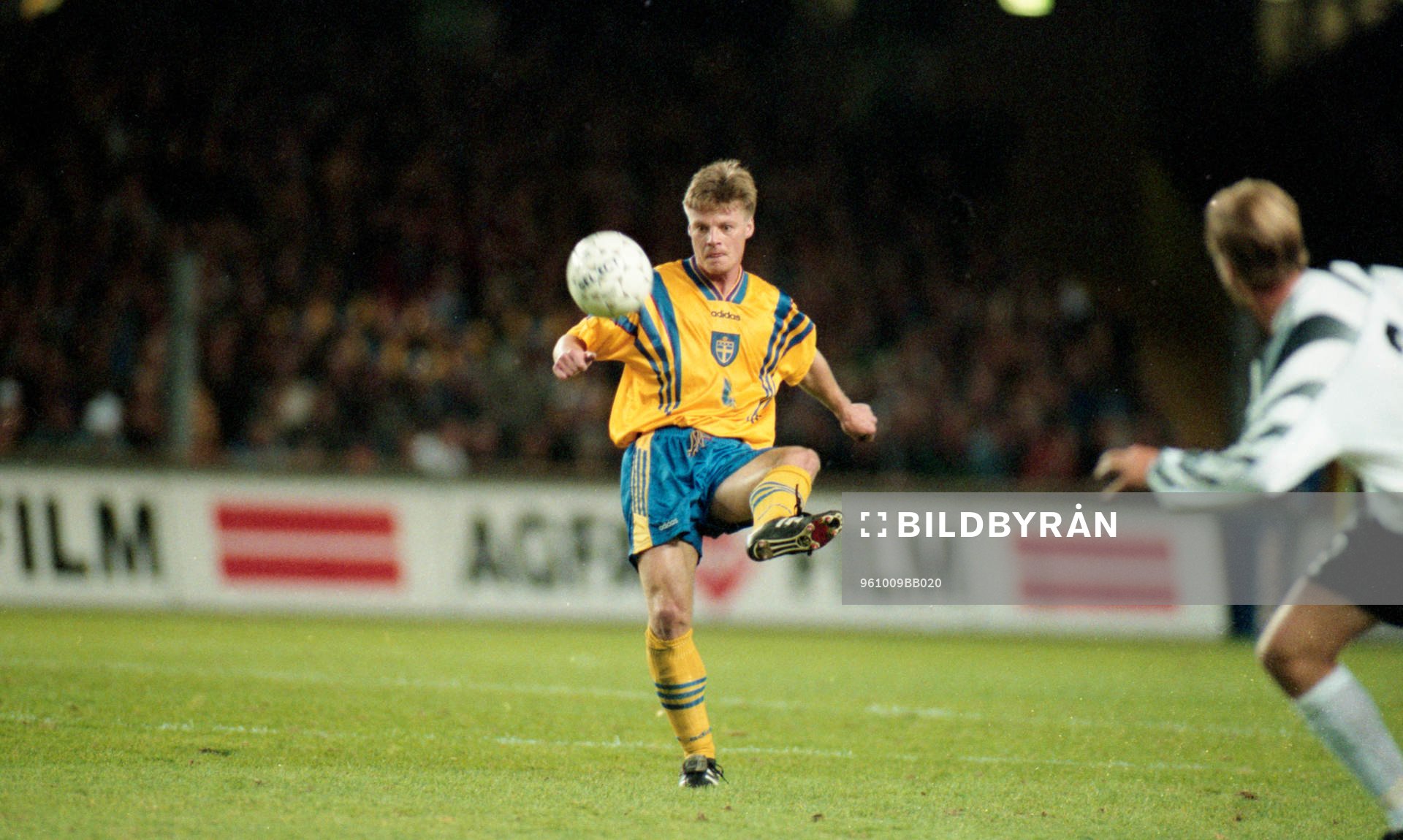 Stefan Schwarz behandlar bollen