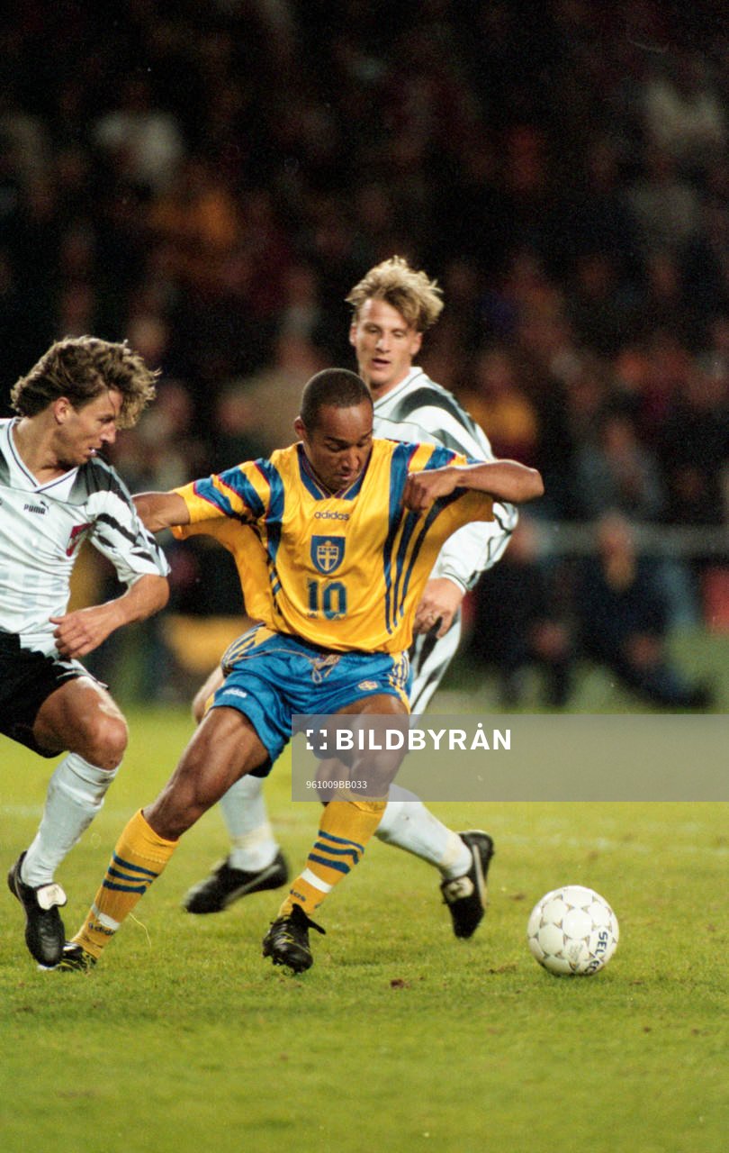 Martin Dahlin omgiven av två österrikare
