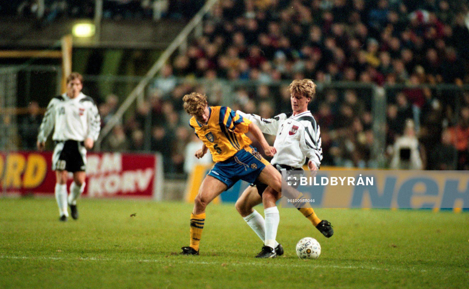 Jesper Blomqvist och Markus Schopp i kamp om bollen
