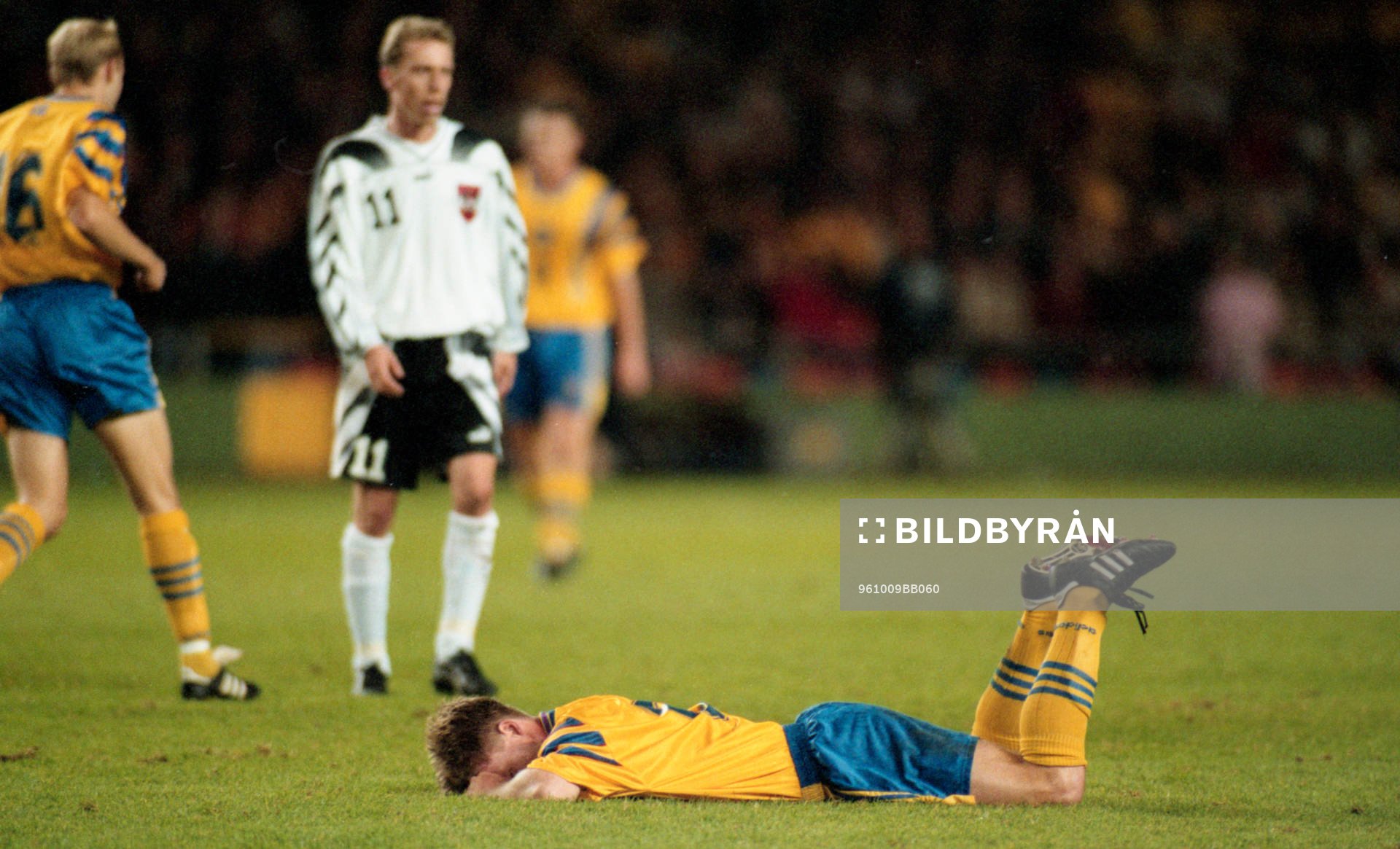 Platt fall för Sverige. Stefan Schwarz biter i gräset