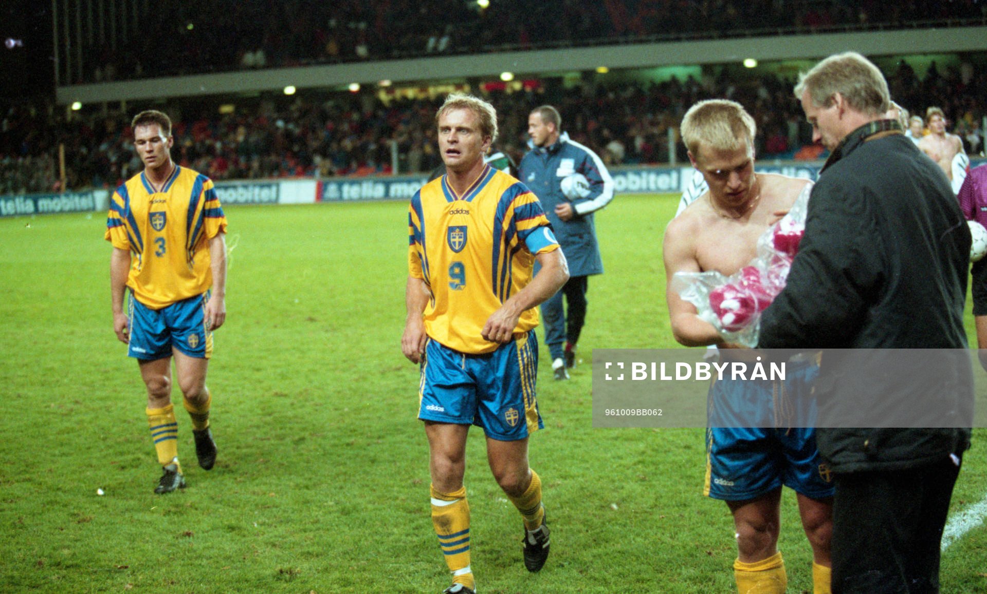  Förlust och deppande svenskar lämnar planen. Patrik Andersson, Jonas Thern och bäste svensk Pär Zetterberg får en blombukett.