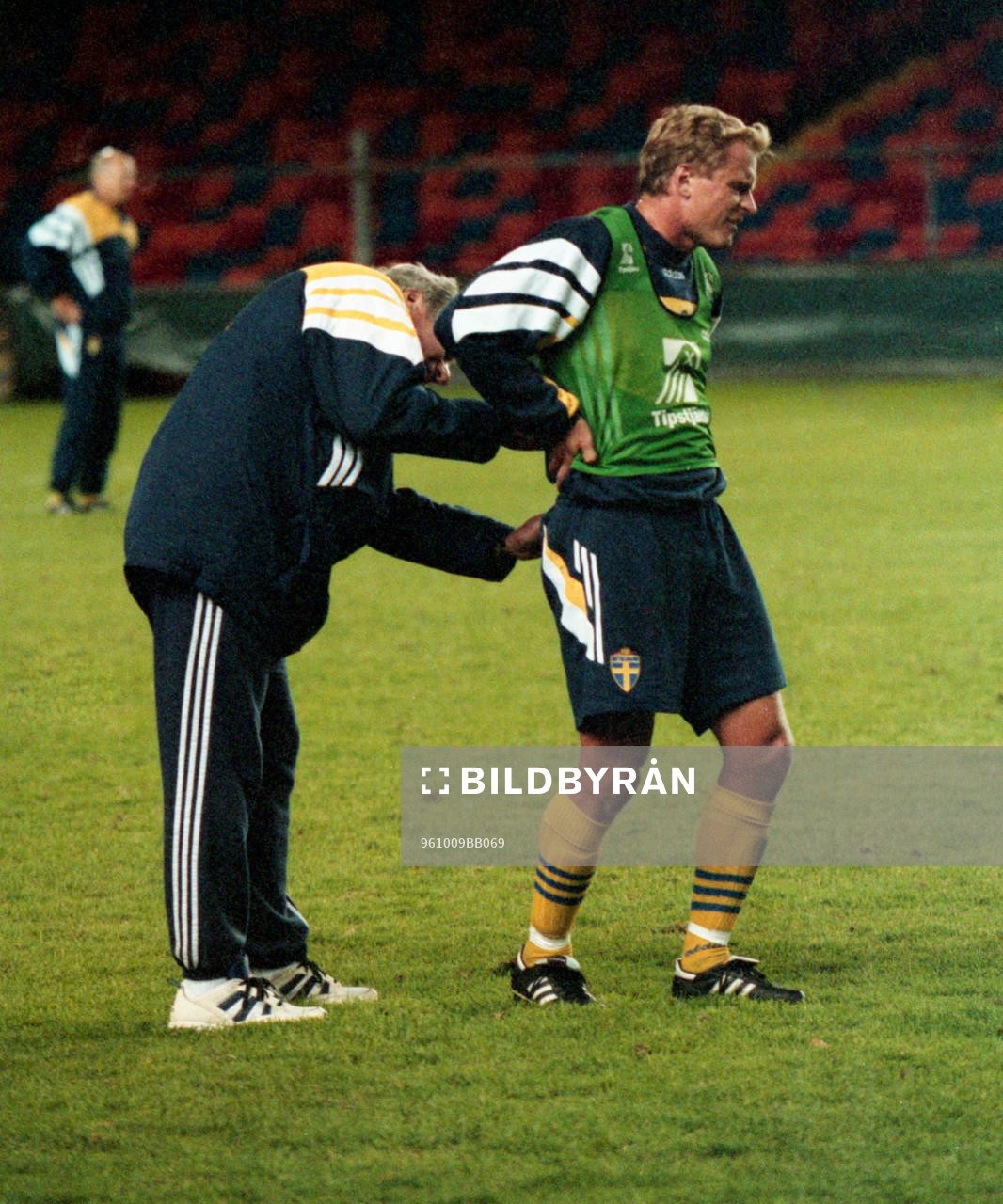 Jonas Thern får hjälp med sin onda rygg av läkaren Jan