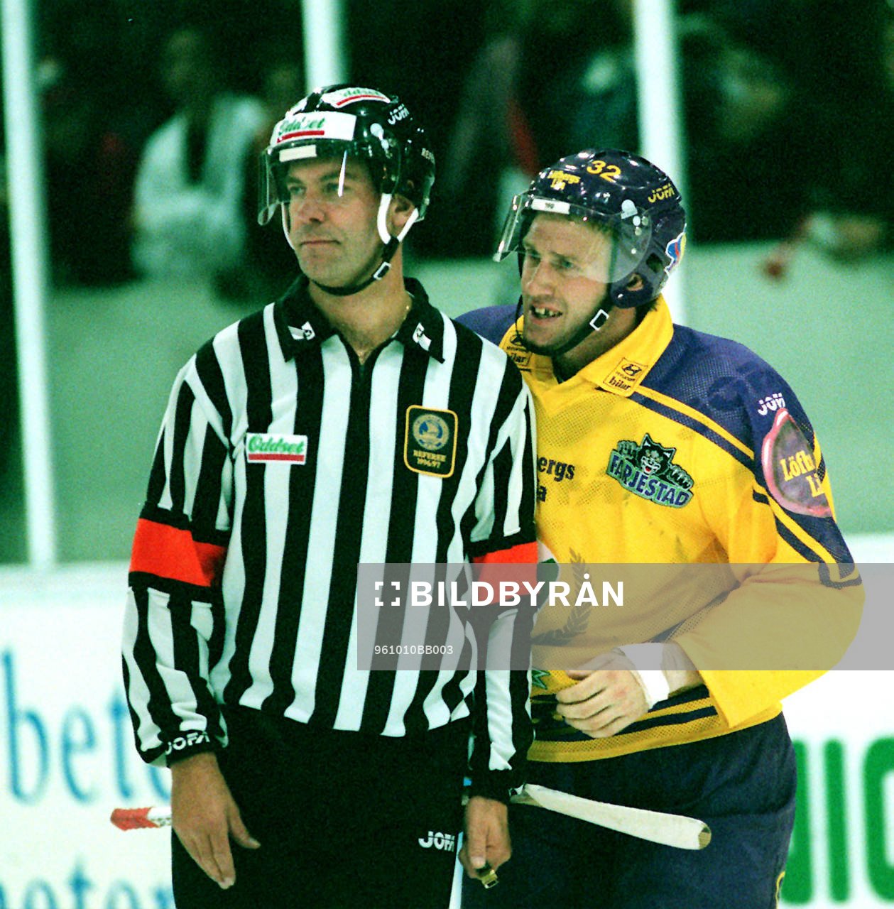 Ishockey, Mark Pedersen, Färjestad,  försöker tala med
