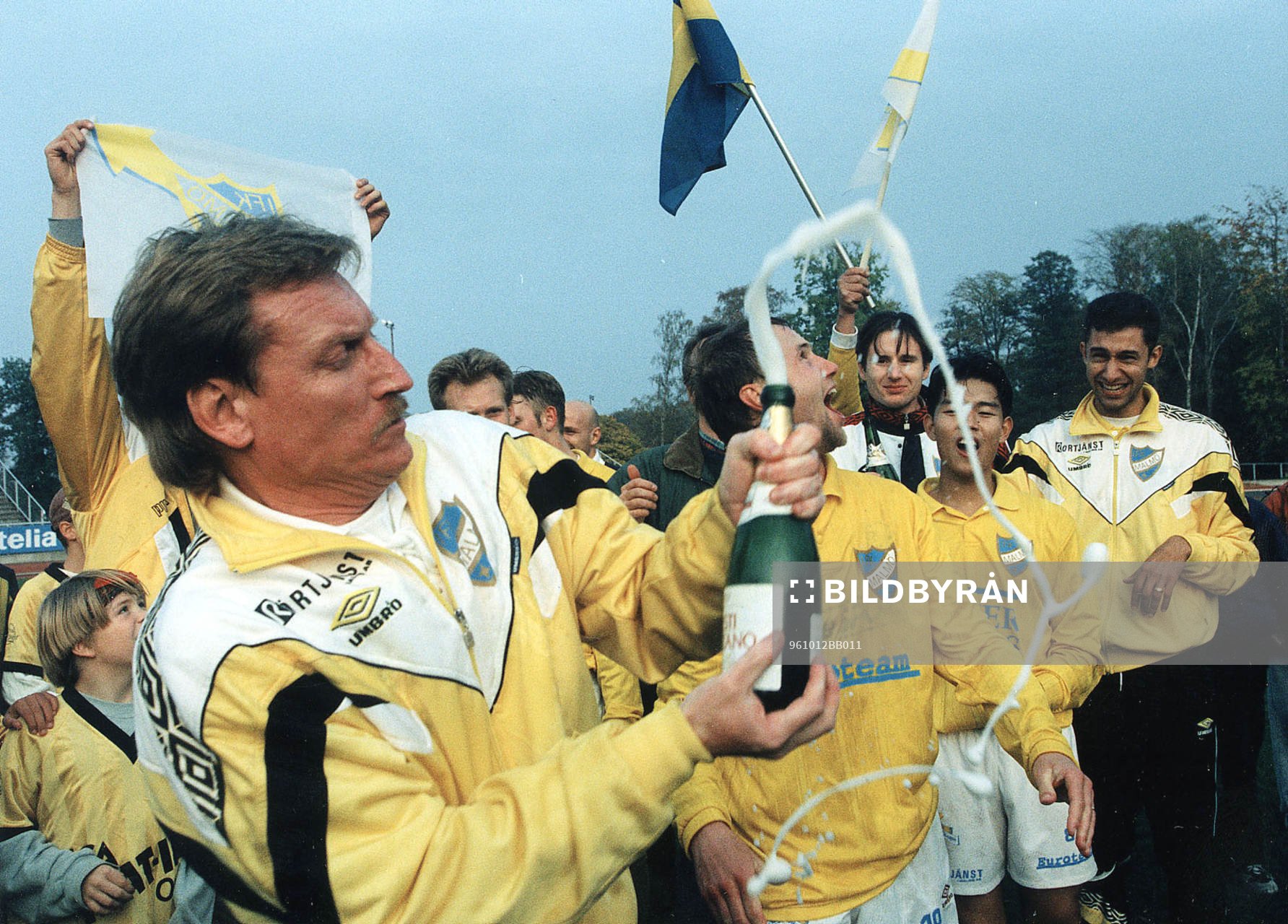 Bo Cronqvist, tränare IFK Malmö firar att klubben är