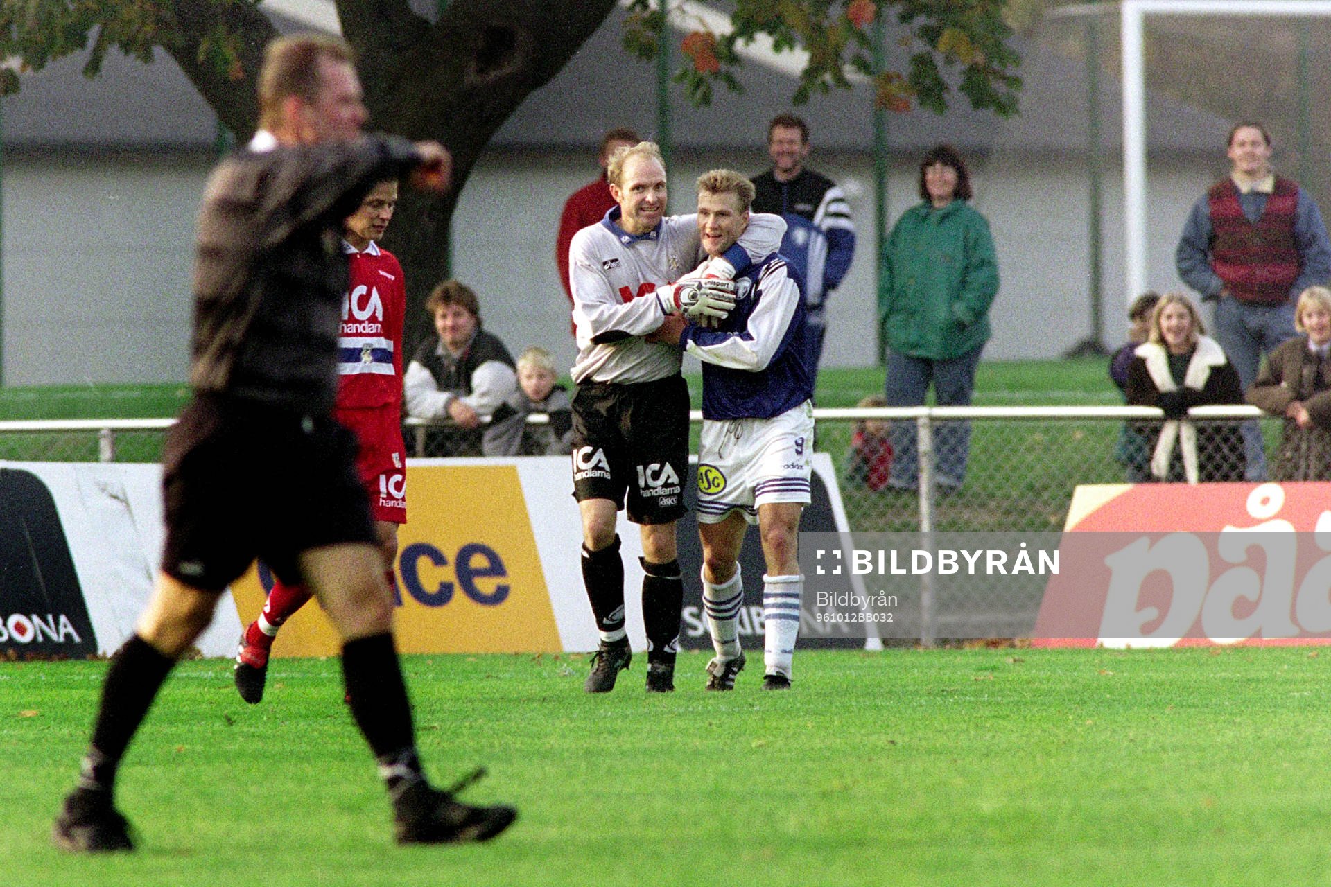 Thomas Ravelli, målvakt, Göteborg kramar om Joachim