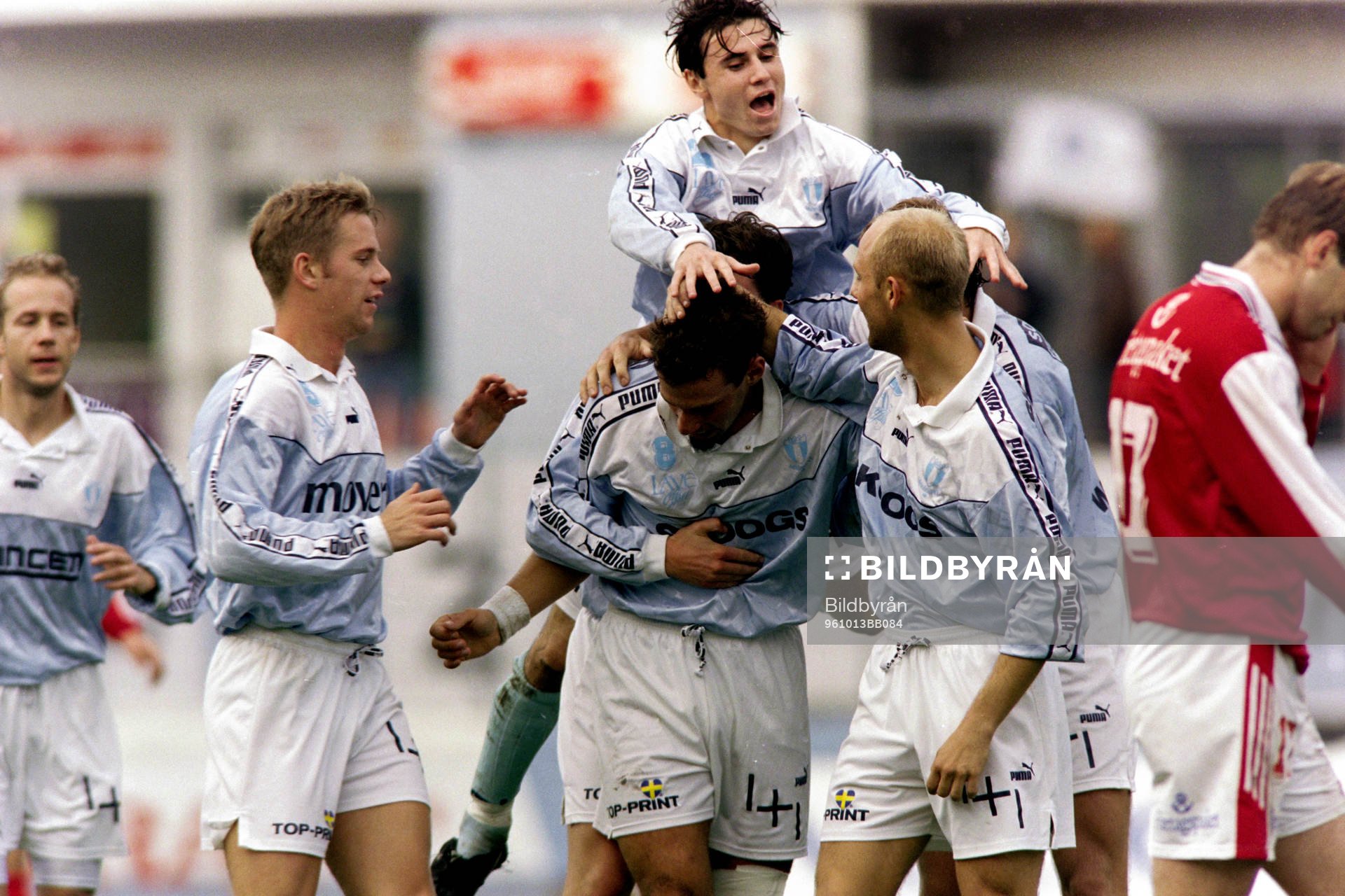 Fotboll, Allsvenskan, Malmö FF - Degerfors, 2-1: Greger Andrijevski, Malmö i mitten jublar efter mål. Yksel Osmanovski överst.