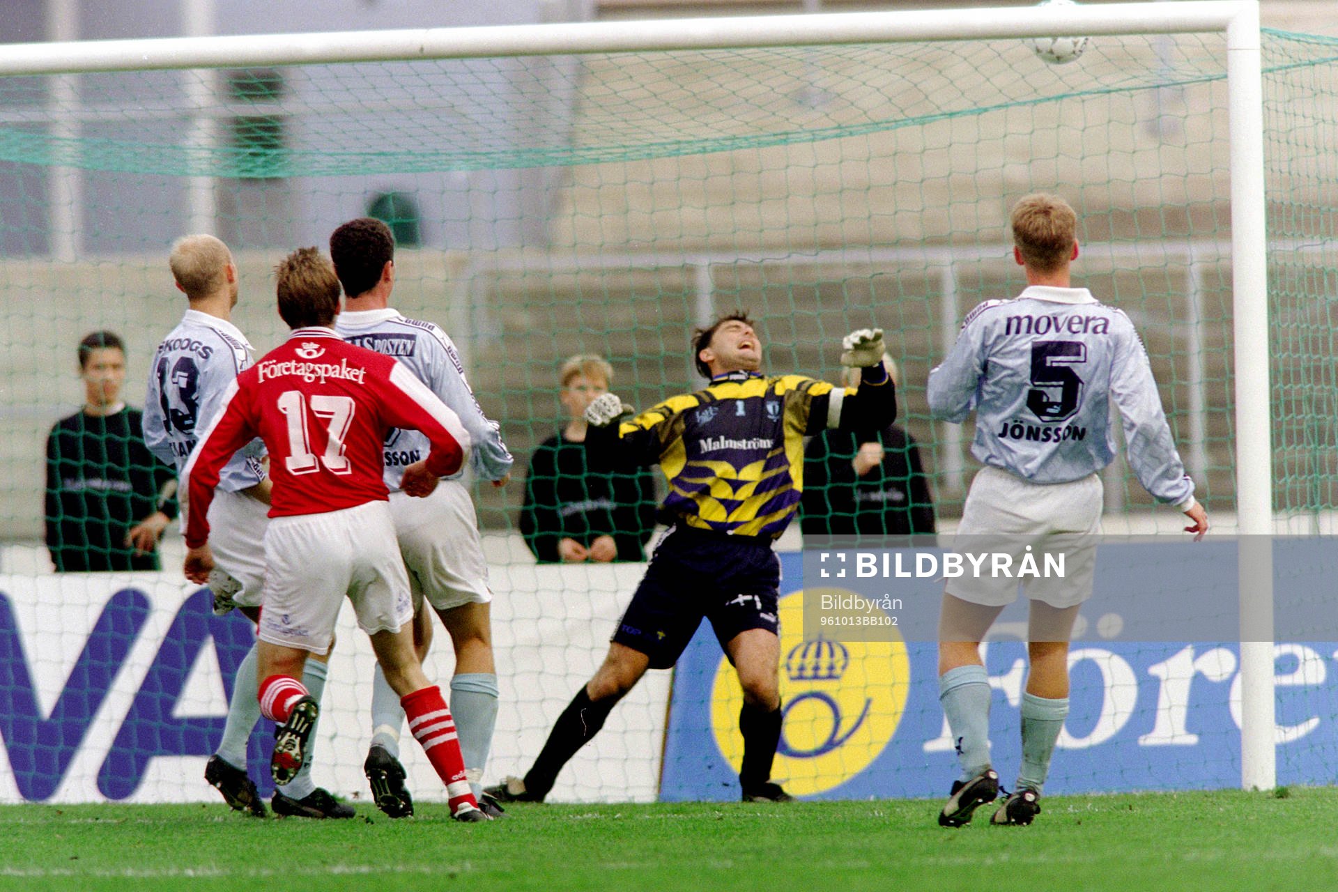 Fotboll, Allsvenskan, Malmö FF - Degerfors, 2-1: Bollen i mål bakom Jonnie Fedel, målvakt i Malmö.  