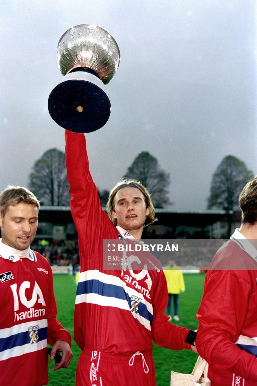Fotboll, Allsvenskan, Halmstad - IFK Göteborg, 3-4:   Andreas Andersson, Göteborg med von Rosens pokal.