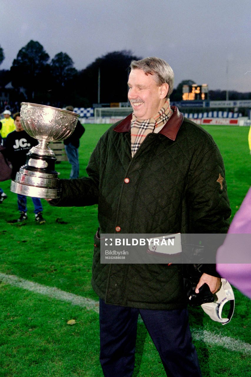 Gunnar Larsson, ordförande i Göteborg med von Rosens pokal