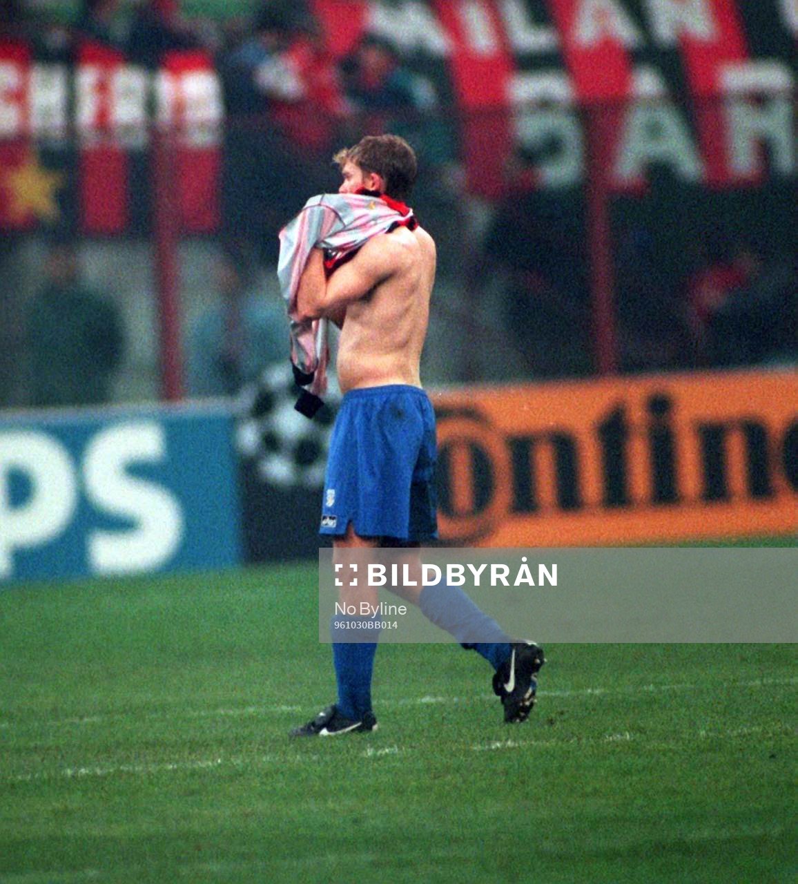  Jesper Blomqvist provar sin nya Milan trˆja.