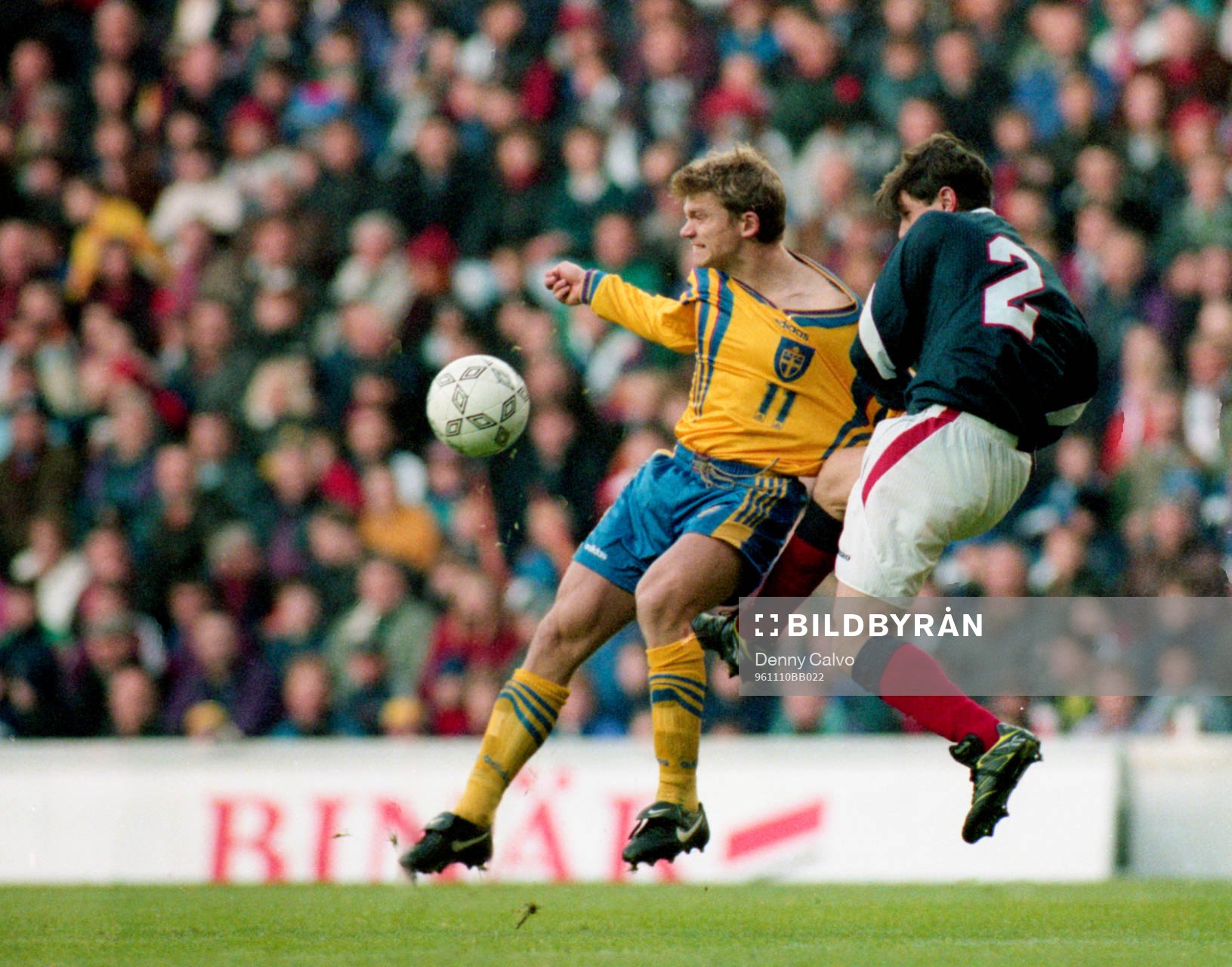 Jesper Blomqvist dras i tröjan av Jackie McNamara