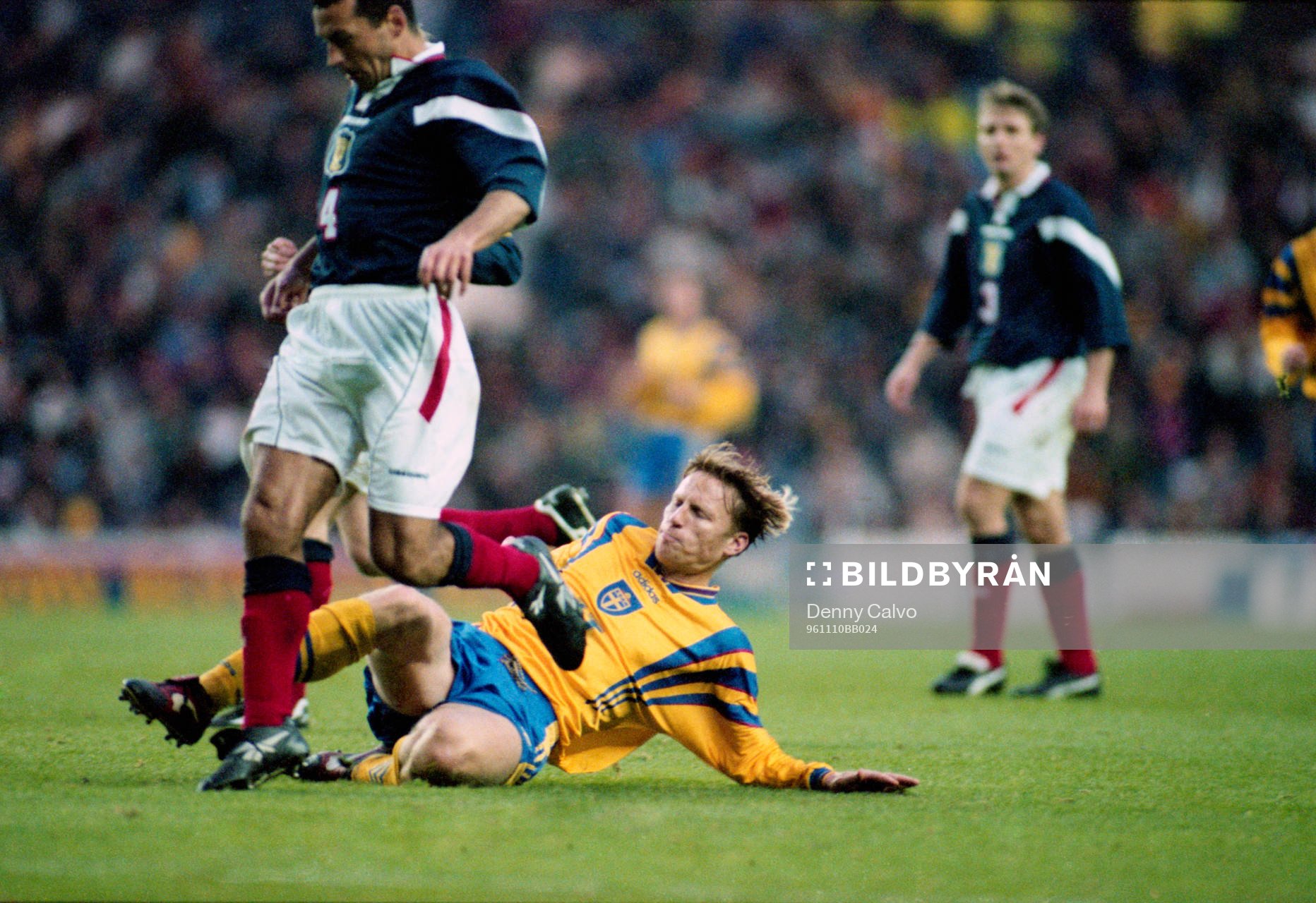 Kennet Andersson glidtacklar Colin Calderwood