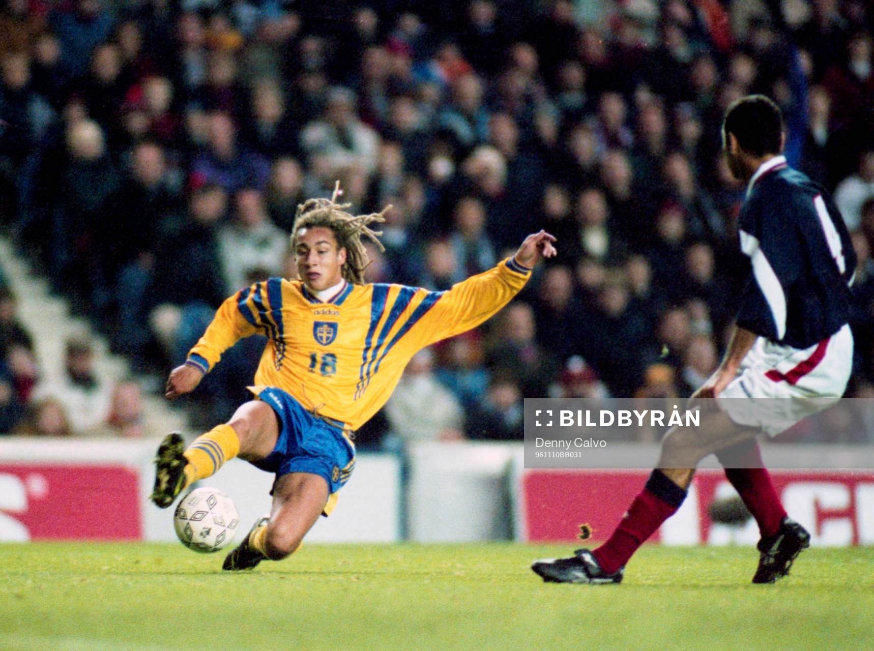 Henrik Larsson tar hand om bollen