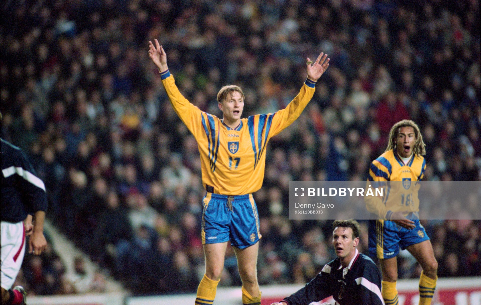 Kennet Andersson och Henrik Larsson vädjar till domaren