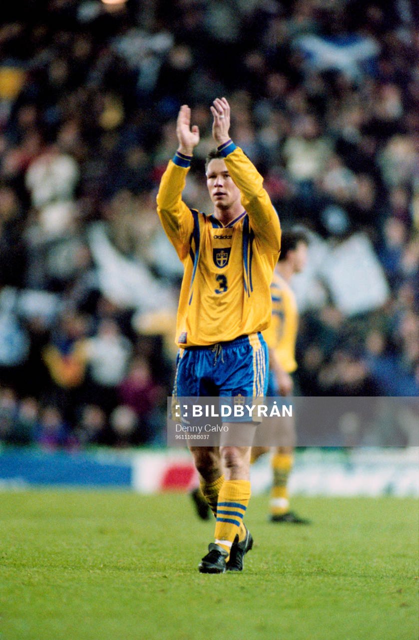Patrik Andersson applåderar de svenska fansen