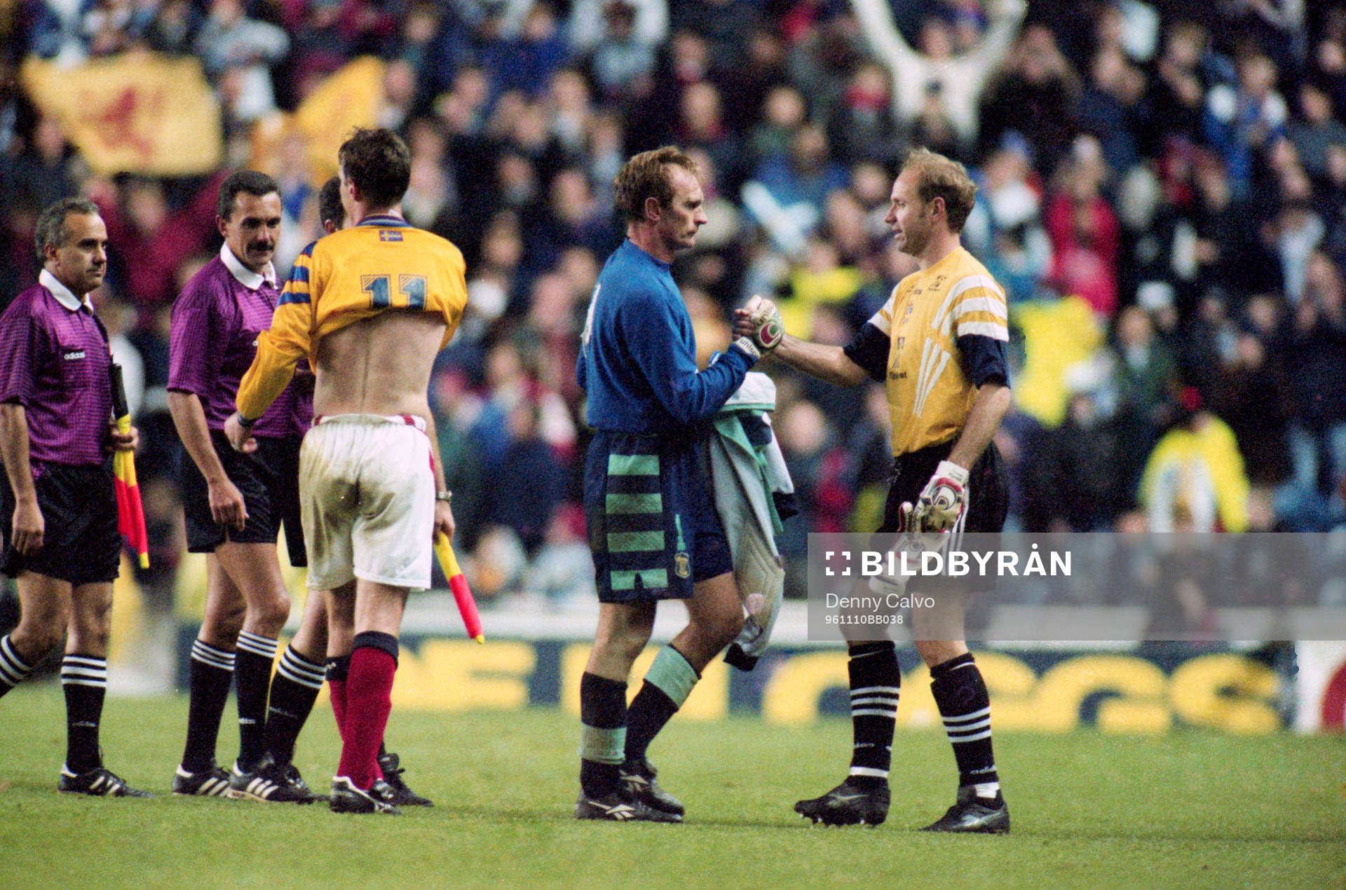 Målvakterna Jim Leighton och Thomas Ravelli tackar varandra