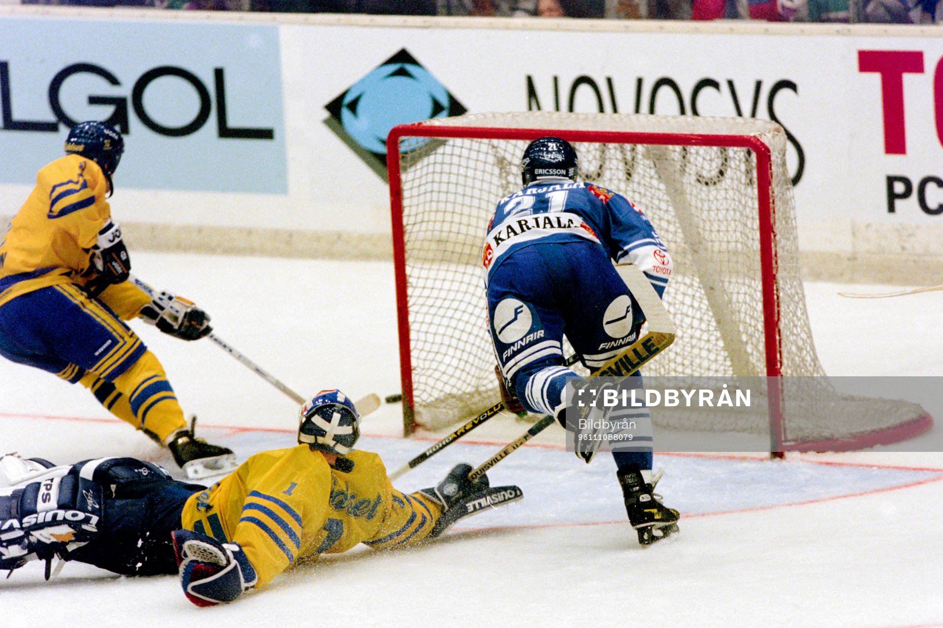 Finland Petri Varis fri med Johan Hedberg, målvakt i