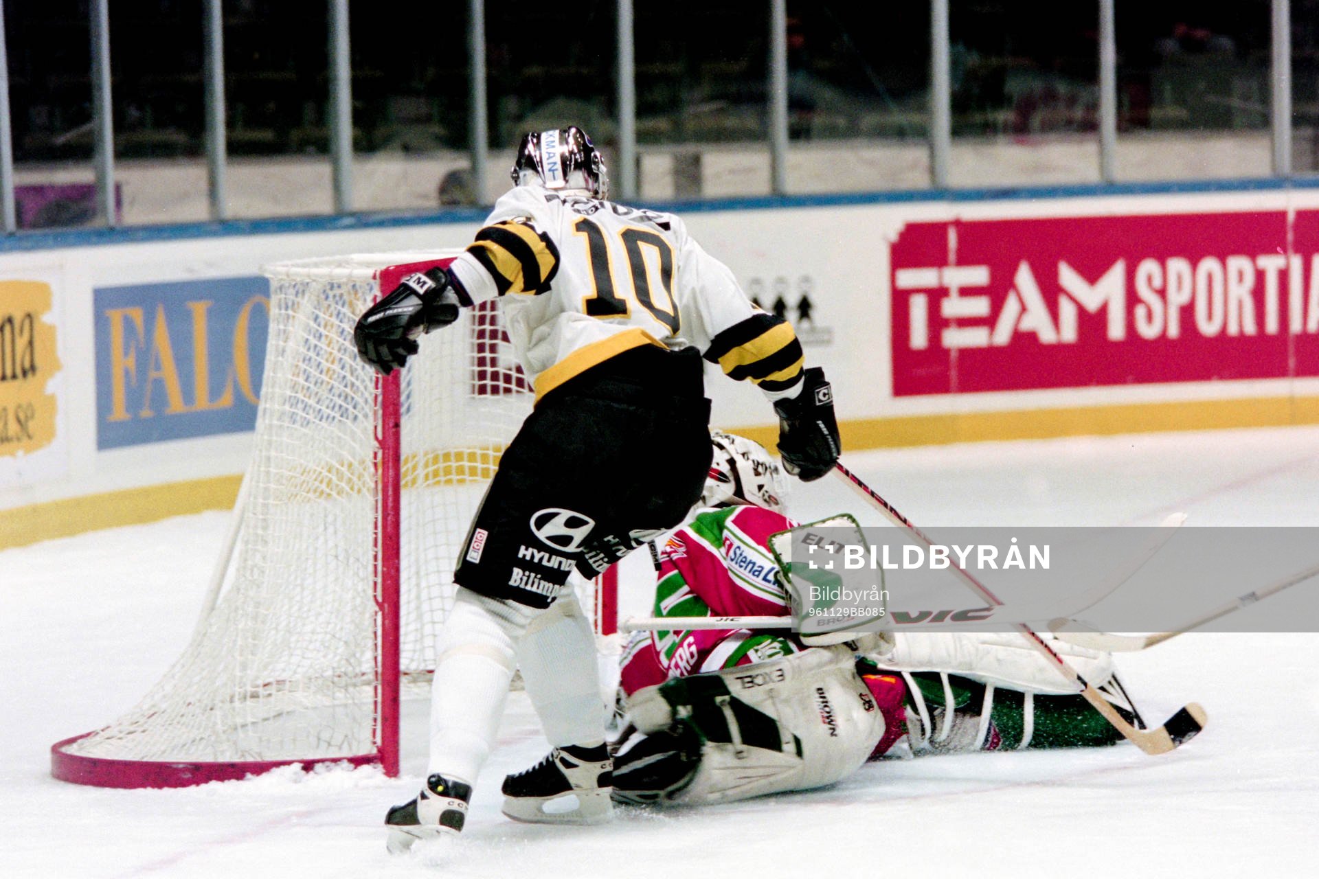 Pavel Patera, AIK fri med frölundas målvakt Mikael